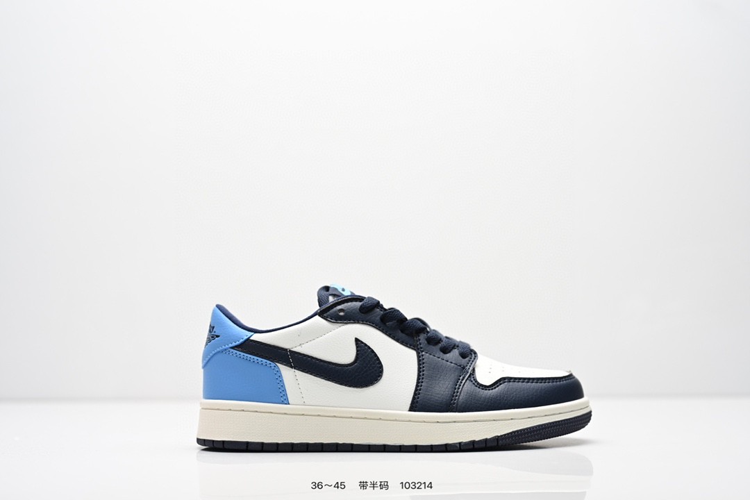 🈴️‼️长期福利供应款 
80💰头层拼接🉐️ 全码齐 长期补货
Air Jordan 1 Low OG "Black and Dark Powder Blue" 低帮  AJ1 乔丹1代 aj1 乔1 低邦 乔丹篮球鞋系列 整体以白色皮革材质为主色调呈现，搭配黑色Swoosh以及白色鞋面呈现。鞋带、鞋舌标签等均采用蓝色呈现，鞋舌黑色点缀，颜值十分低调百搭。此外后跟部分同样采用蓝色配色呈现，标志性的飞翼Logo则使用黑色压印点缀。鞋底也使用白色中底搭配蓝色橡胶外底设计，与鞋面配色相呼应！
尺码：36 36.5 37.5 38 38.5 39 40 40.5 41 42 42.5 43 44 44.5 45