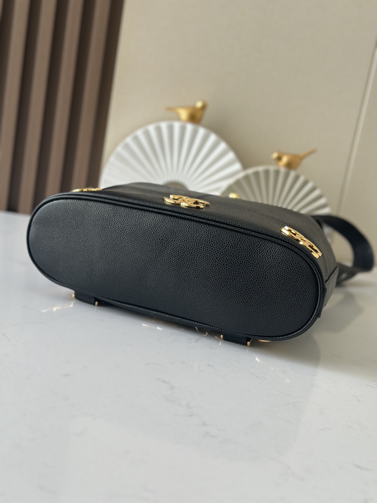 Chanel 中古 牛皮 球纹整个包包的亮点在于它的大双C