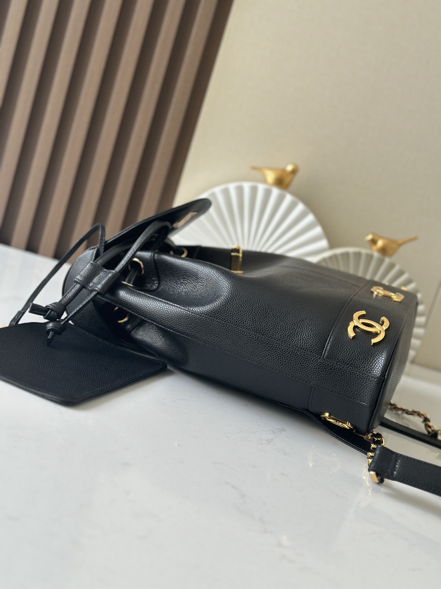 Chanel 中古 牛皮 球纹整个包包的亮点在于它的大双C
