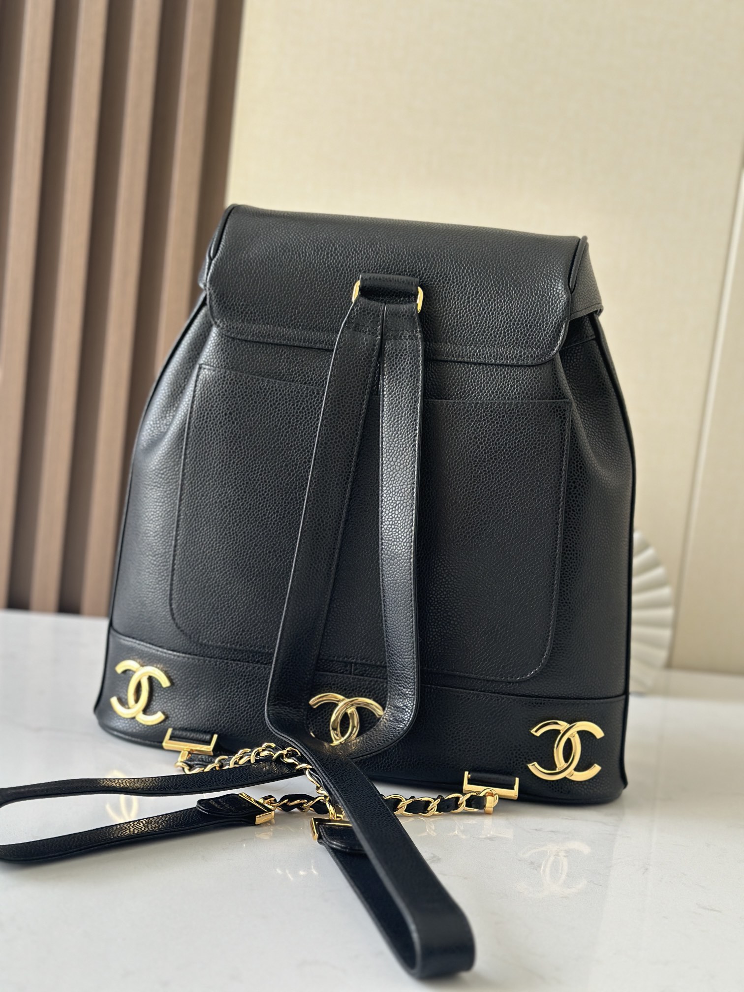 Chanel 中古 牛皮 球纹整个包包的亮点在于它的大双C