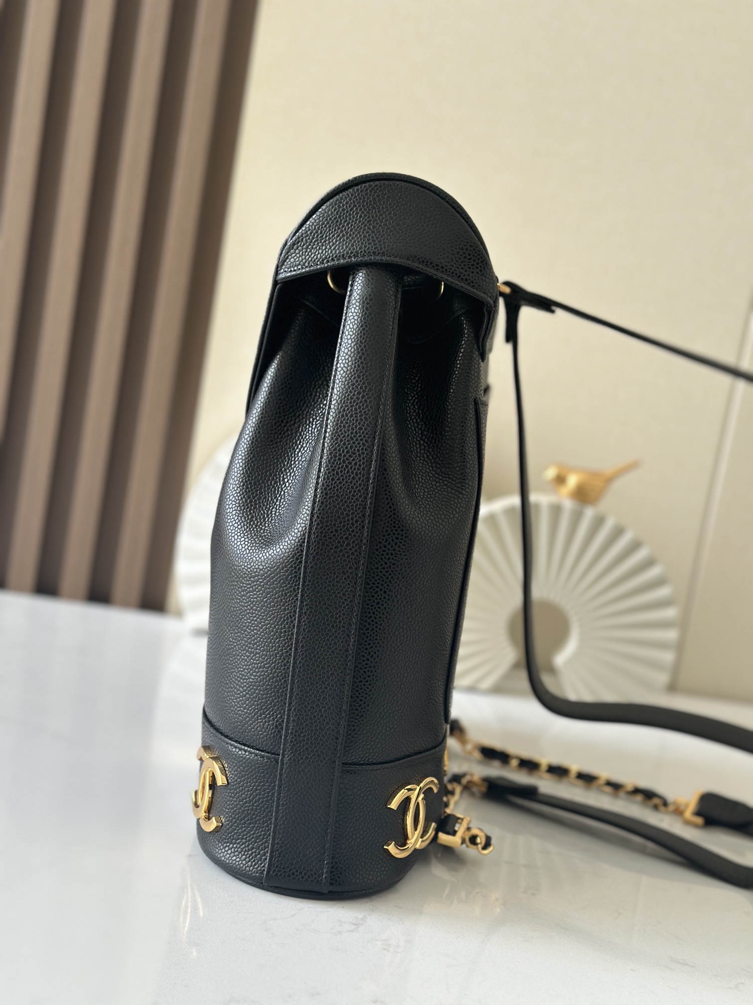 Chanel 中古 牛皮 球纹整个包包的亮点在于它的大双C