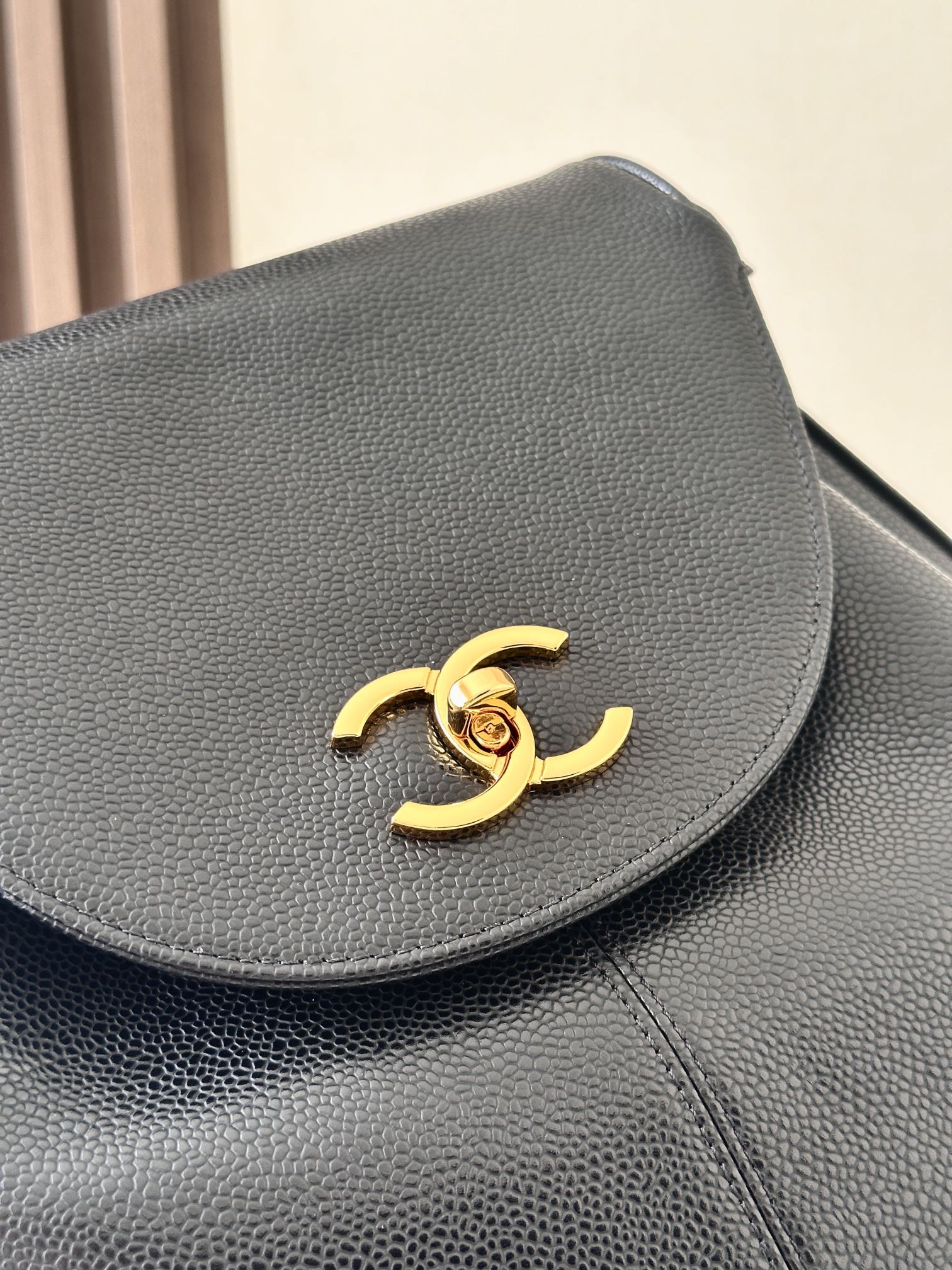 Chanel 中古 牛皮 球纹整个包包的亮点在于它的大双C