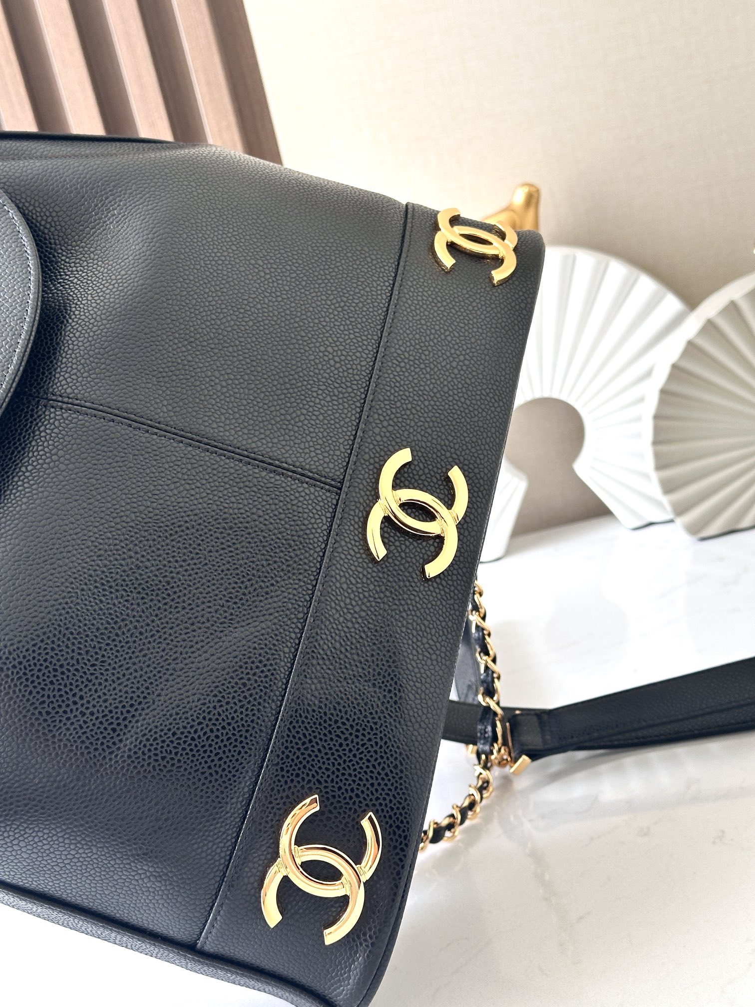 Chanel 中古 牛皮 球纹整个包包的亮点在于它的大双C