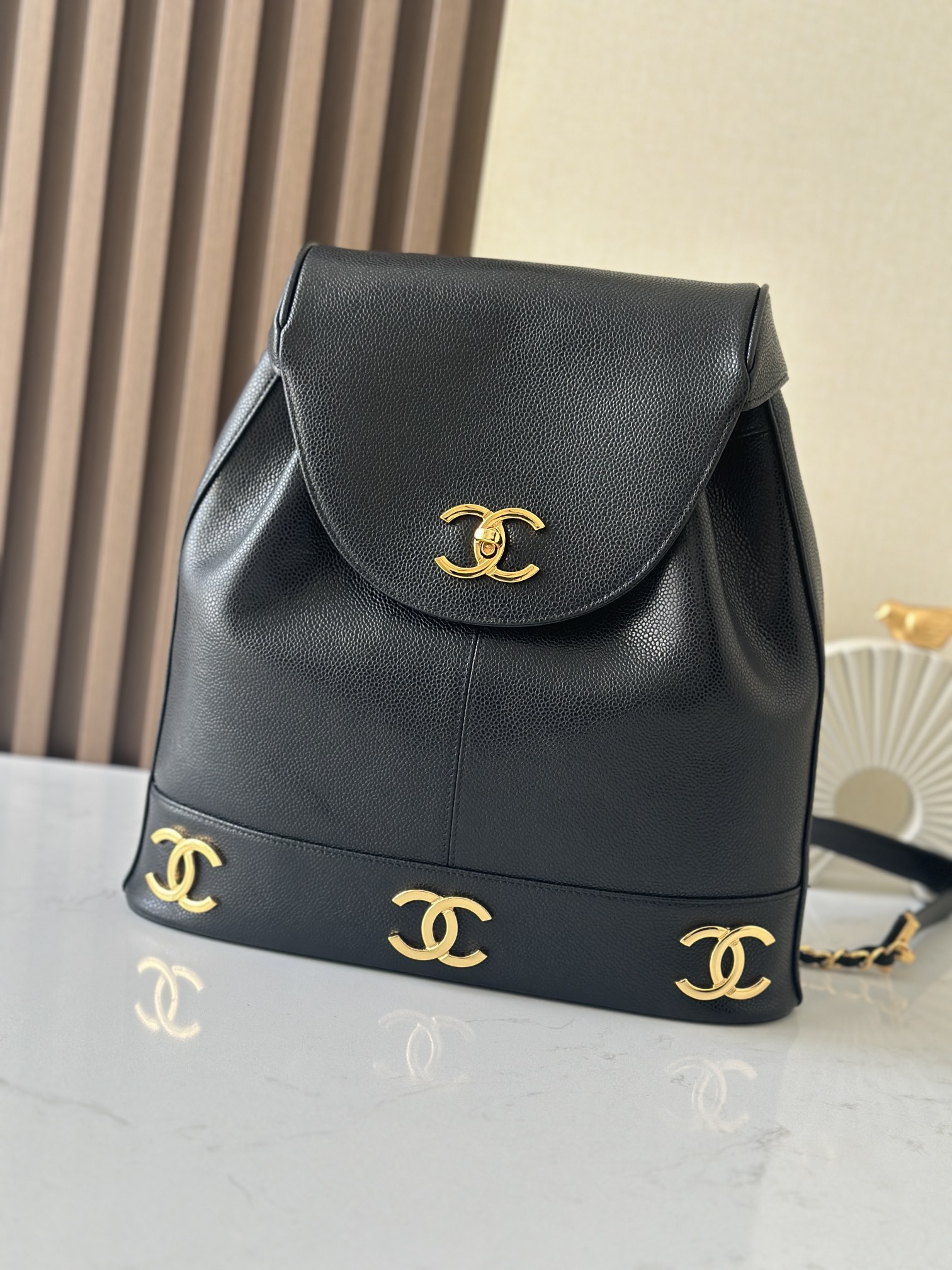Chanel 中古 牛皮 球纹整个包包的亮点在于它的大双C