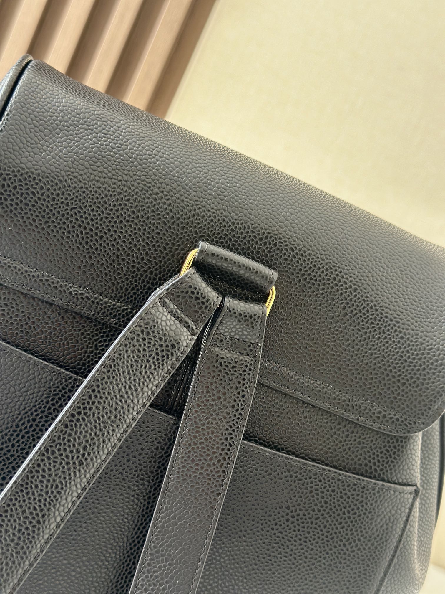 Chanel 中古 牛皮 球纹整个包包的亮点在于它的大双C