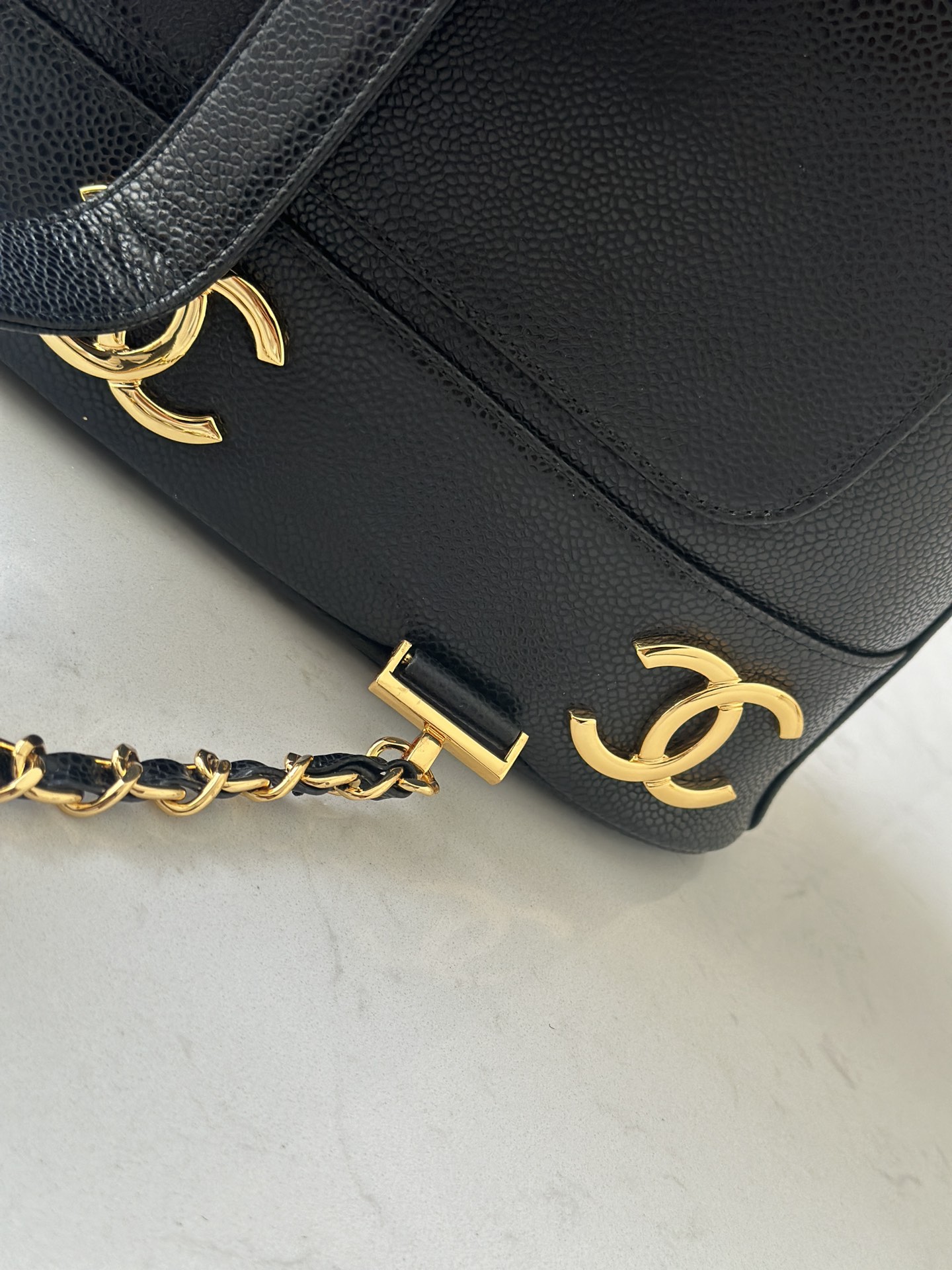 Chanel 中古 牛皮 球纹整个包包的亮点在于它的大双C