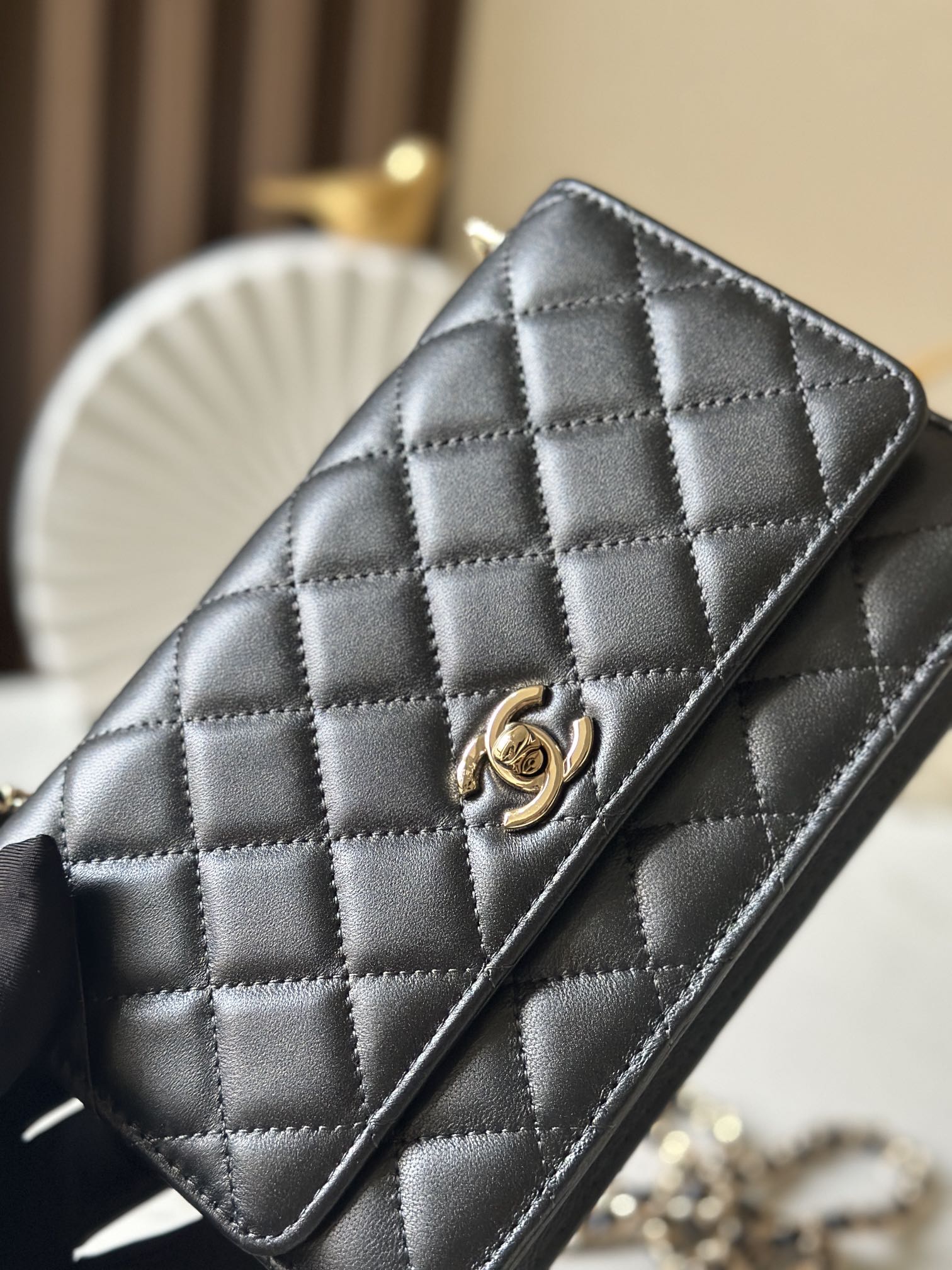 p670。chane12025春夏
chanel 太懂少女心!2025年春夏的轻巧俏
皮又精致，采用珠面小羊皮，搭配经典的菱格纹和金色 clogo。手袋上还有一个粉色心形，搭配金色链条，让人一见倾心，入坑!还可
以侧背或肩背，容量也不错，纸巾都可以放进去，通勤日常都ok
款号：66051 黑色
尺寸:19.5*13*3.5
