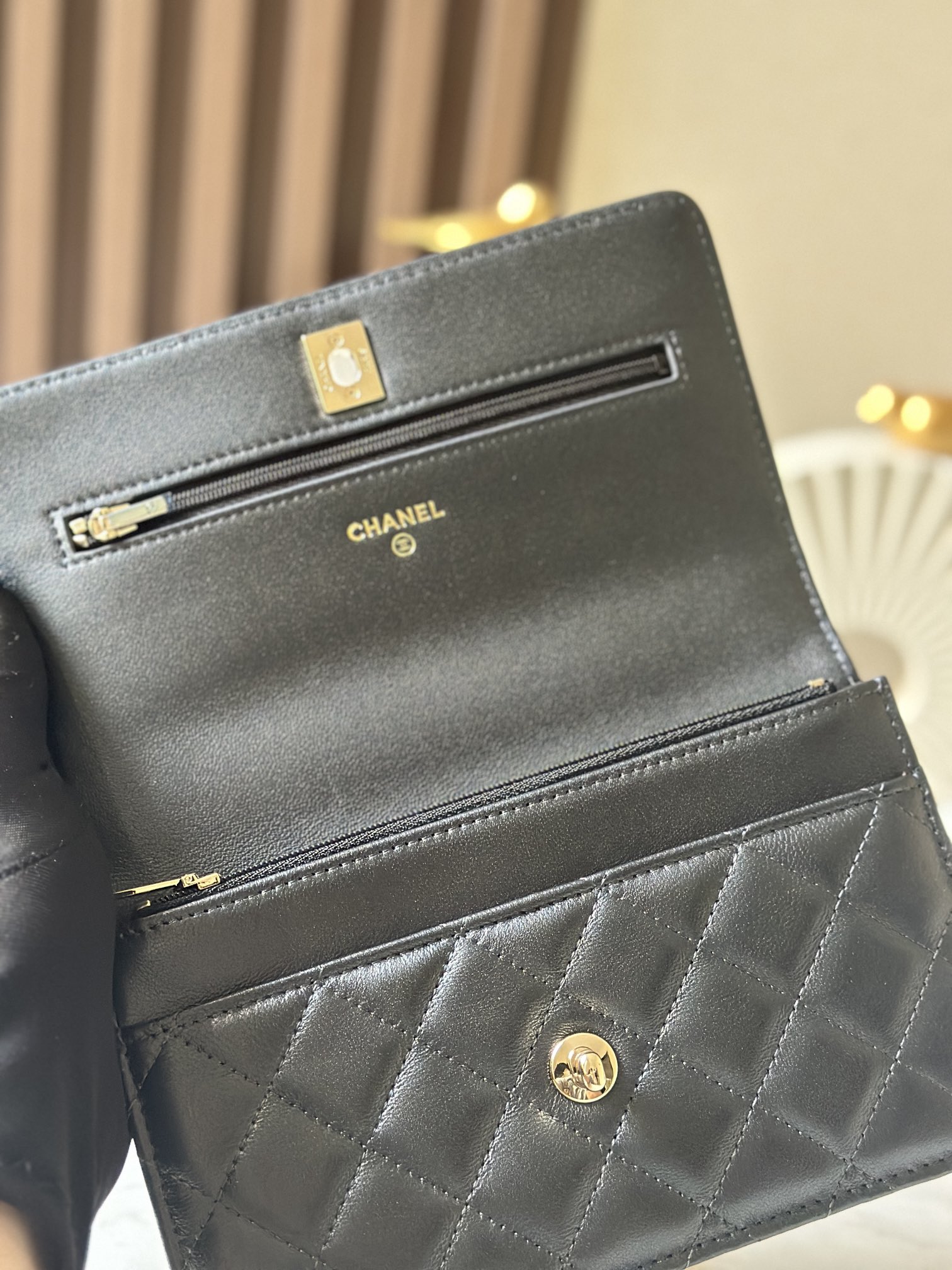 p670。chane12025春夏
chanel 太懂少女心!2025年春夏的轻巧俏
皮又精致，采用珠面小羊皮，搭配经典的菱格纹和金色 clogo。手袋上还有一个粉色心形，搭配金色链条，让人一见倾心，入坑!还可
以侧背或肩背，容量也不错，纸巾都可以放进去，通勤日常都ok
款号：66051 黑色
尺寸:19.5*13*3.5

