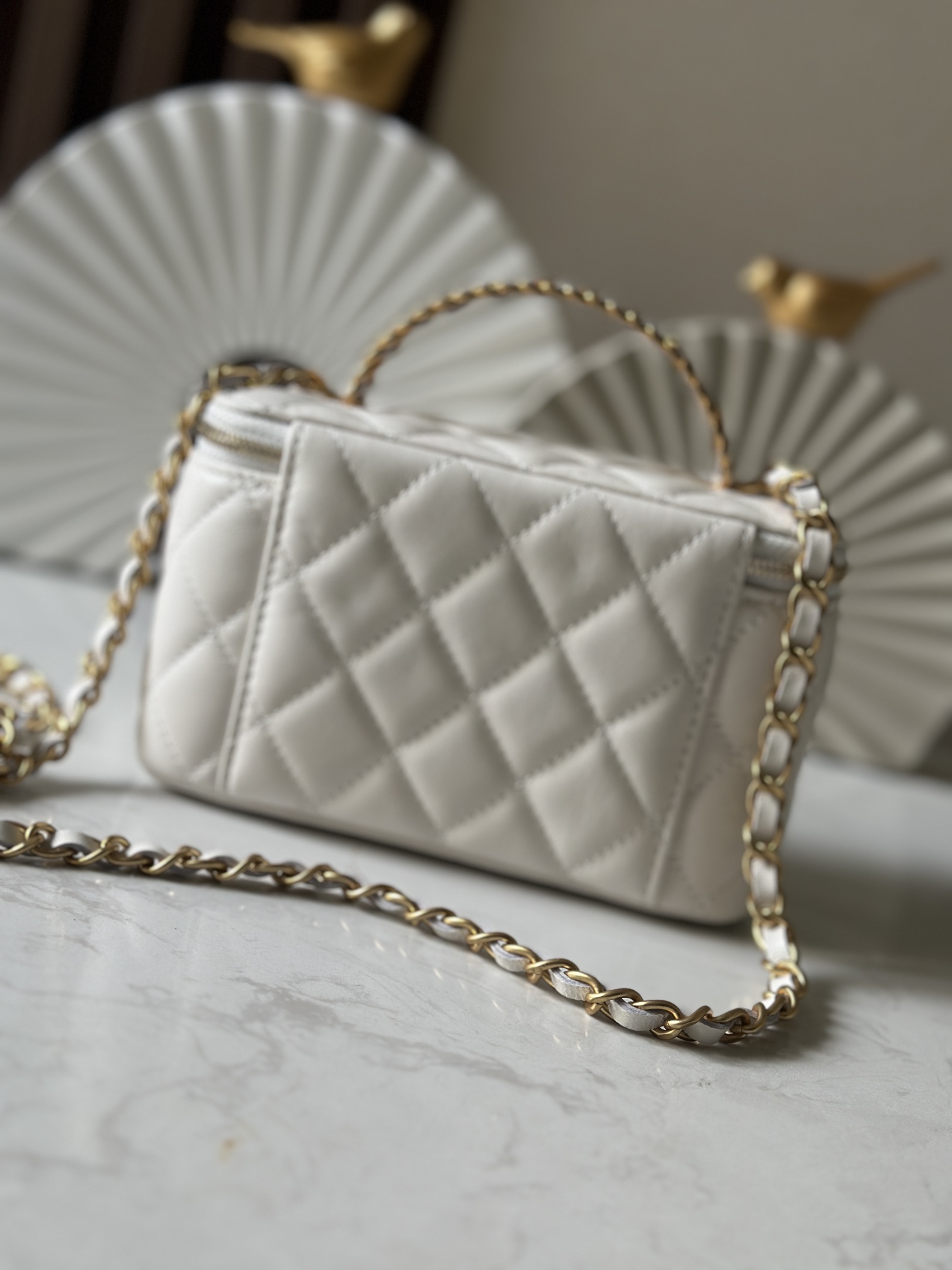 Белая квадратная сумка с короткой ручкой Chanel