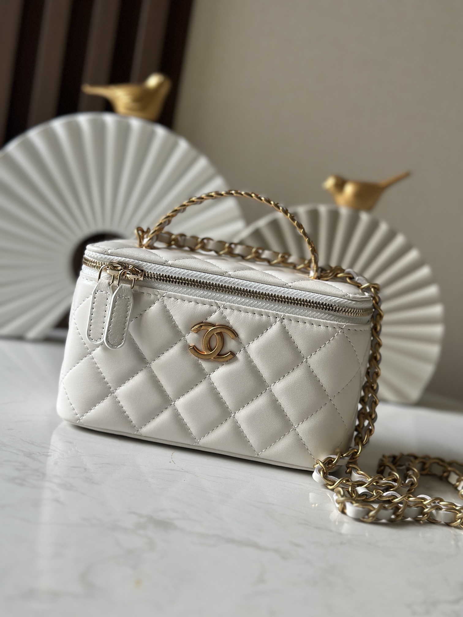 Белая квадратная сумка с короткой ручкой Chanel