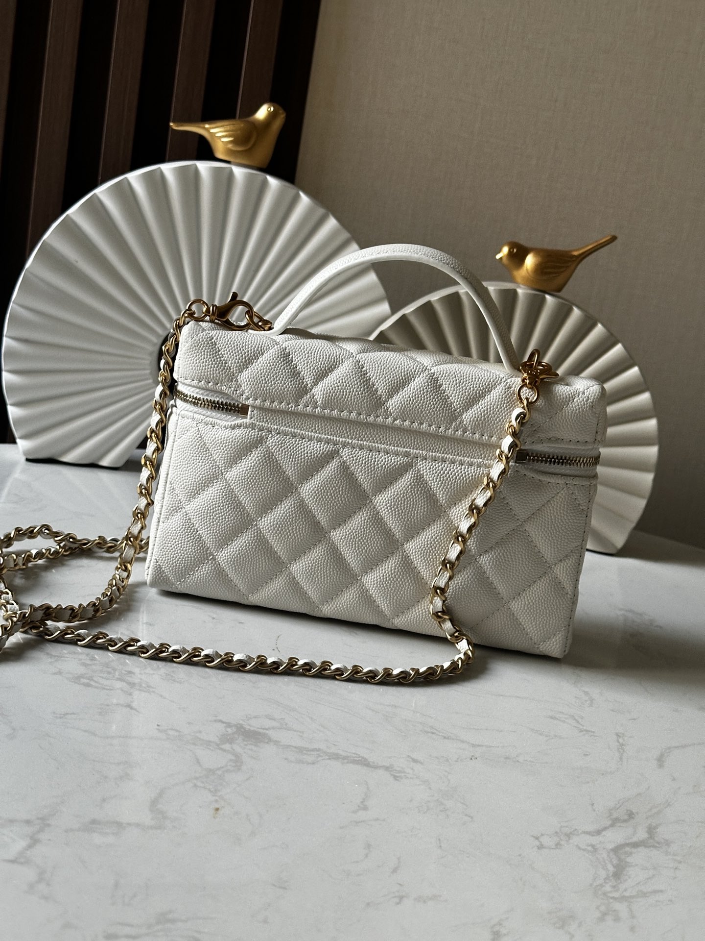 Белая косметичка с двойным логотипом и цепочкой Chanel