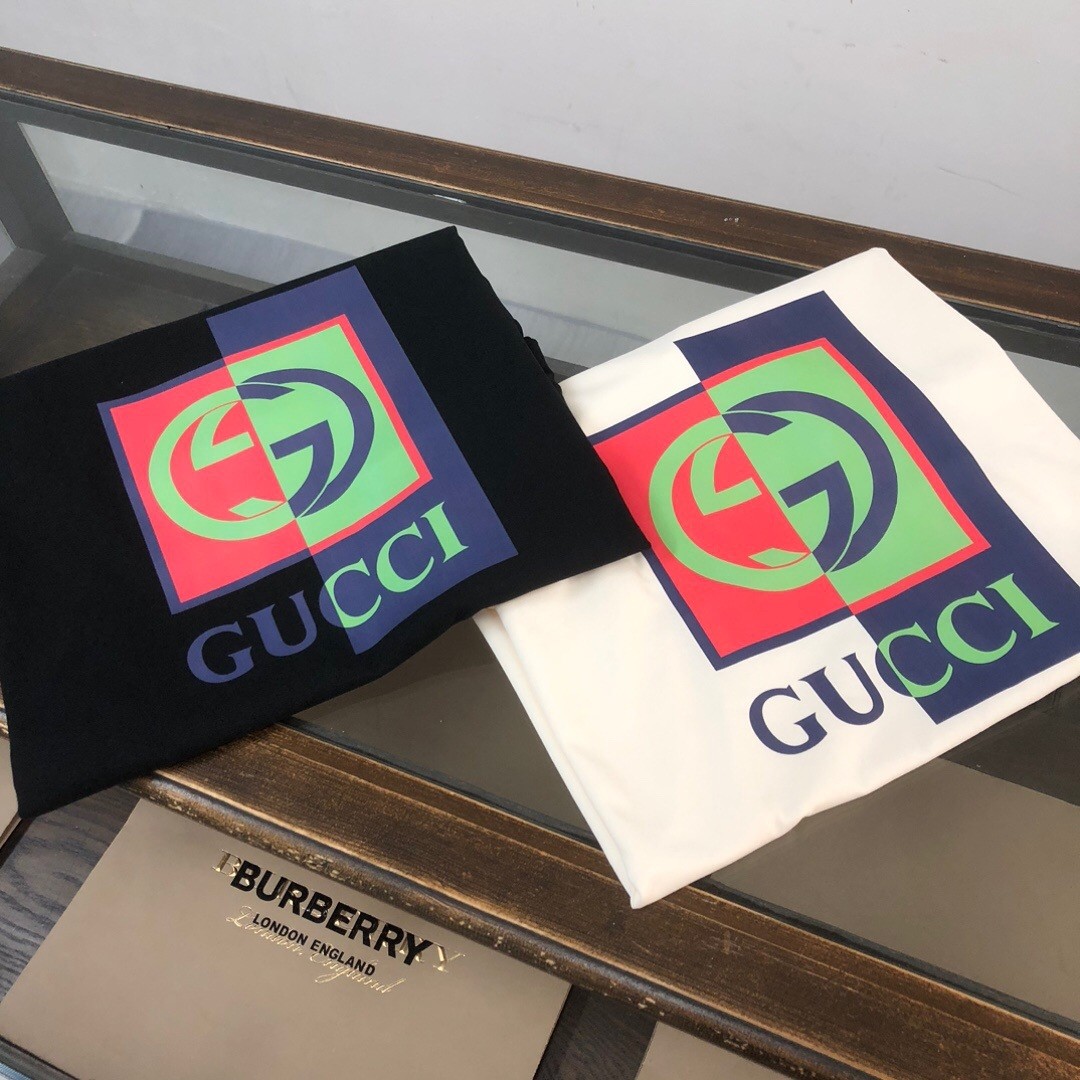 🛒购物价：88💰[原标包装吊牌齐全.260克高克重纯棉面料]品质保证质量十分不错回头客巨多.
Gucci古驰
G家高品质印花短袖
面料：采用260克32支双沙棉
印花：采用进口数码印1-1精准定位
工艺：采用4针6线（普通工厂完全做不了）
辅料：原版定制 五金 主标 洗水 吊牌 
特点：穿着舒适 透气  不起球 手工舒适 厚实不变形