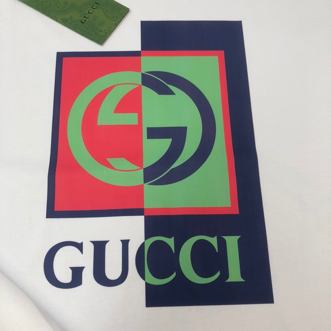 🛒购物价：88💰[原标包装吊牌齐全.260克高克重纯棉面料]品质保证质量十分不错回头客巨多.
Gucci古驰
G家高品质印花短袖
面料：采用260克32支双沙棉
印花：采用进口数码印1-1精准定位
工艺：采用4针6线（普通工厂完全做不了）
辅料：原版定制 五金 主标 洗水 吊牌 
特点：穿着舒适 透气  不起球 手工舒适 厚实不变形