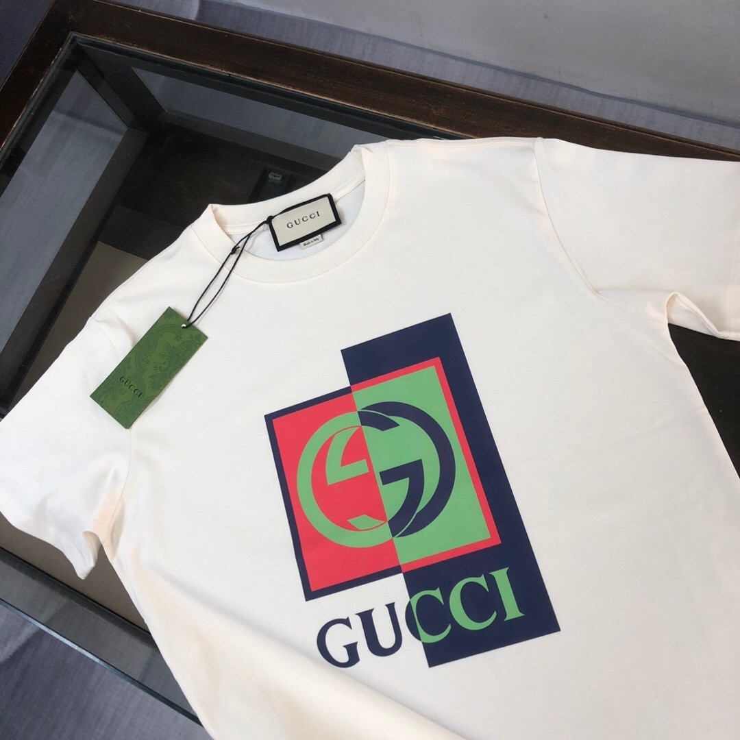 🛒购物价：88💰[原标包装吊牌齐全.260克高克重纯棉面料]品质保证质量十分不错回头客巨多.
Gucci古驰
G家高品质印花短袖
面料：采用260克32支双沙棉
印花：采用进口数码印1-1精准定位
工艺：采用4针6线（普通工厂完全做不了）
辅料：原版定制 五金 主标 洗水 吊牌 
特点：穿着舒适 透气  不起球 手工舒适 厚实不变形