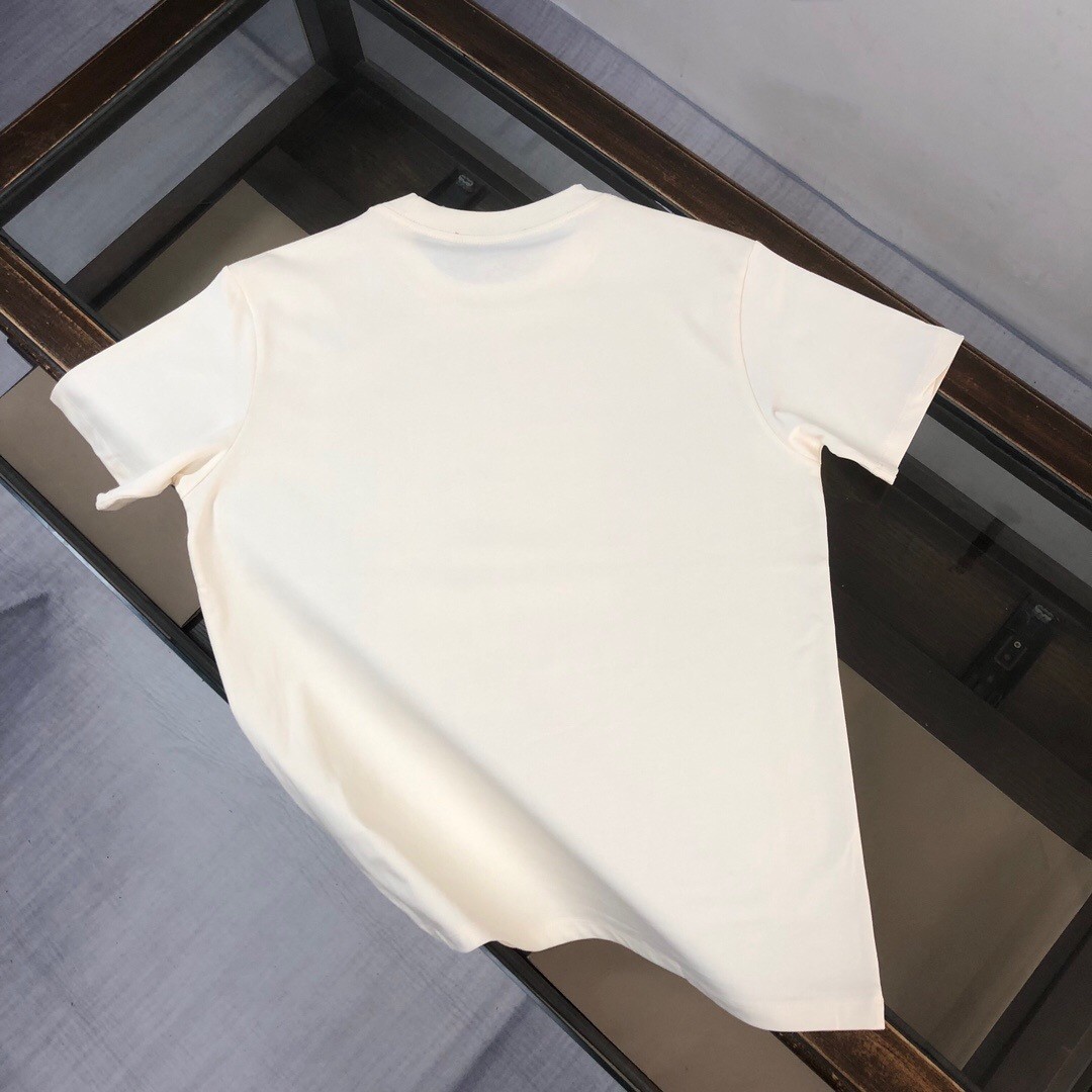 🛒购物价：88💰[原标包装吊牌齐全.260克高克重纯棉面料]品质保证质量十分不错回头客巨多.
Gucci古驰
G家高品质印花短袖
面料：采用260克32支双沙棉
印花：采用进口数码印1-1精准定位
工艺：采用4针6线（普通工厂完全做不了）
辅料：原版定制 五金 主标 洗水 吊牌 
特点：穿着舒适 透气  不起球 手工舒适 厚实不变形