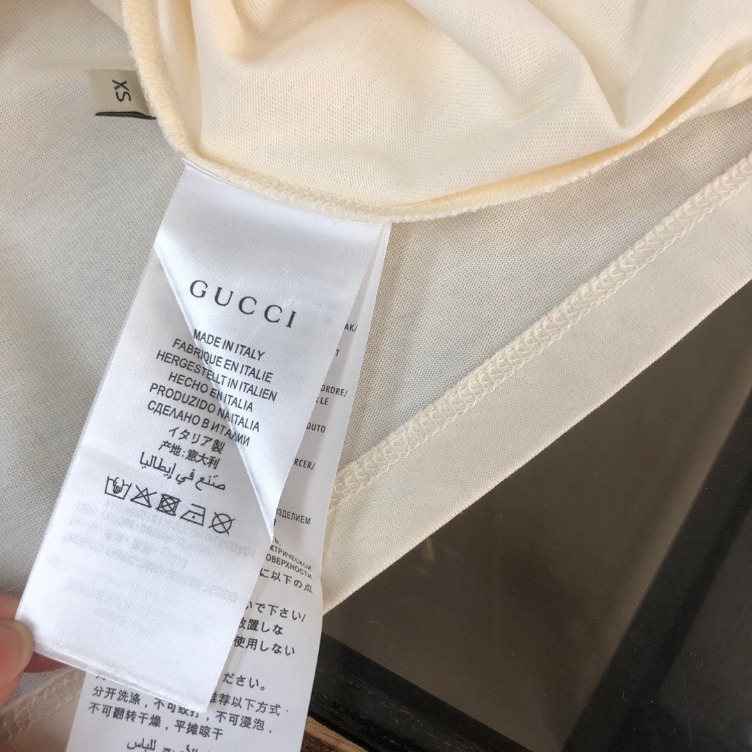 🛒购物价：88💰[原标包装吊牌齐全.260克高克重纯棉面料]品质保证质量十分不错回头客巨多.
Gucci古驰
G家高品质印花短袖
面料：采用260克32支双沙棉
印花：采用进口数码印1-1精准定位
工艺：采用4针6线（普通工厂完全做不了）
辅料：原版定制 五金 主标 洗水 吊牌 
特点：穿着舒适 透气  不起球 手工舒适 厚实不变形