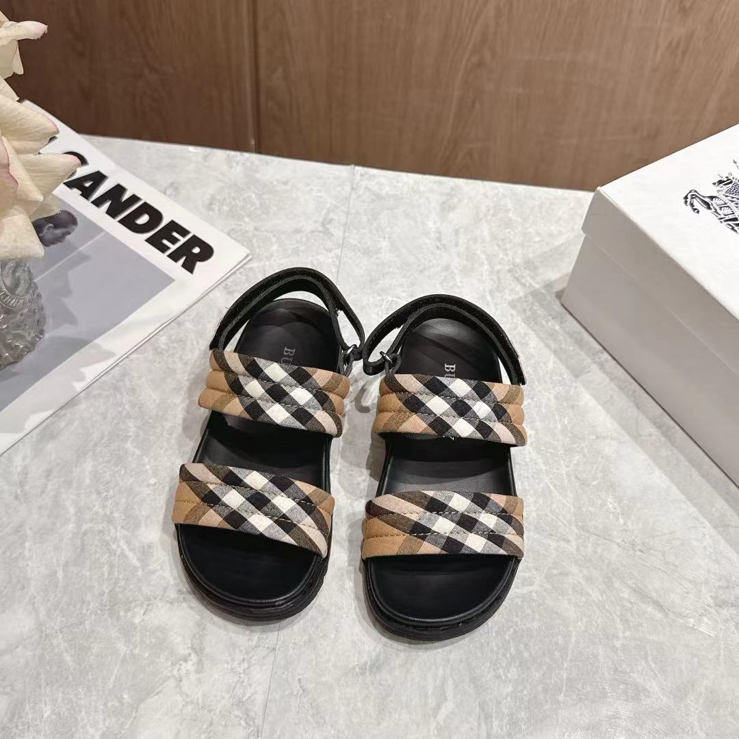 NO:811578,Bu's new sandals are here~~new, a must-have for both boys and girls for May Day outings. All plaids are matching, and the shipment is super invincible and beautiful. Number of sizes: 26 27 28 29 30 31 32 33 34 35, Burberry sandals, slippers, sandals, burberry, sandals, slippers,19860909Bu新款凉鞋到啦~~new 男女童皆 五一出游必备款.格子全部对格 出货超级无敌好看  码数26 27 28 29 30 31 32 33 34 35,巴宝莉凉鞋拖鞋，凉鞋,burberry,sandals,slippers,,Children's