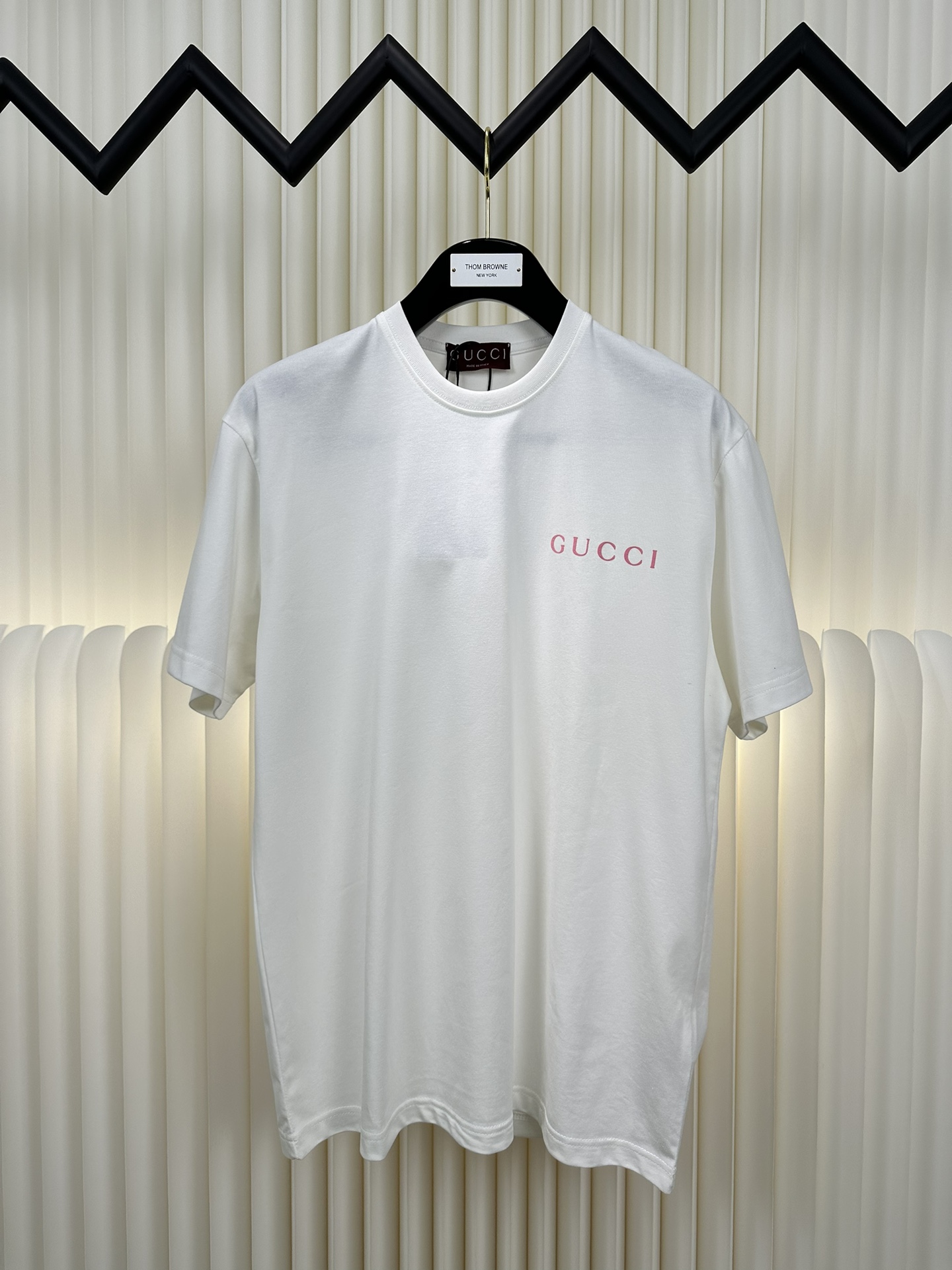 P  古驰Gucci 发泡印花logo短袖\n\n原版,BL购入开发，面料采用支平纹双股，螺纹搭配索罗娜。面料做了普洗工艺增加衣服手感和固色，同时高温固定衣服版型。印花采用发泡印花工艺，该款工艺为D立体发泡印花，使logo更为立体呈现出凹凸感觉与手感\n\n尺码: S M L