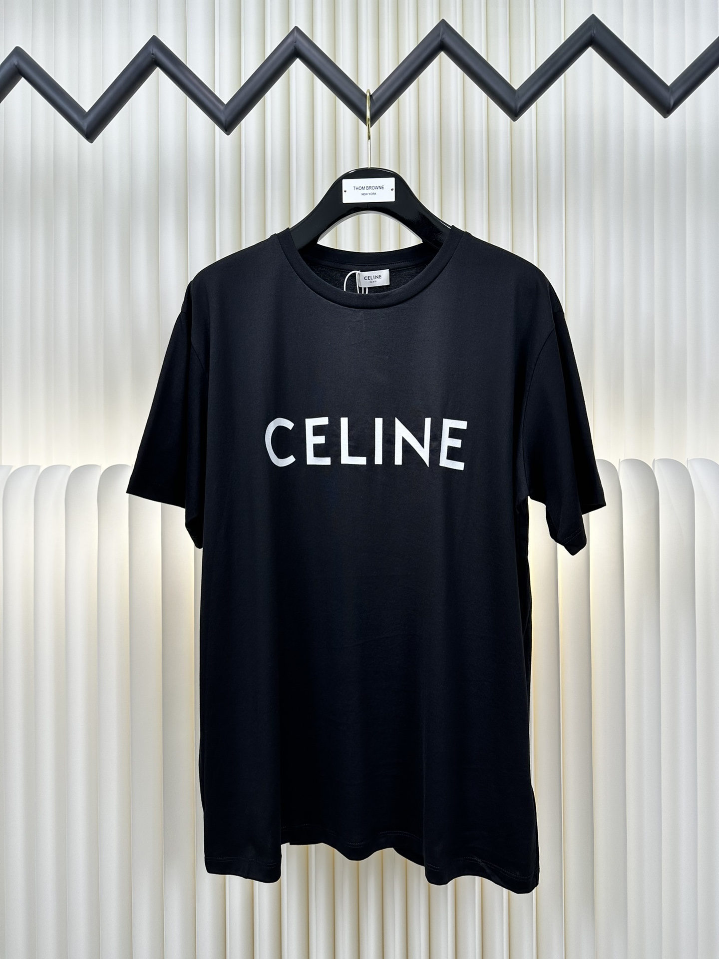 PZY    赛琳Celine 印花短袖\n\n(正品开版-实体柜台-顶奢品质)\n秒杀市面一切版\n\n面料采用YQ克支双股，手感柔软，舒适亲肤。 采用弹力胶浆印花，效果工整整洁。面料都经过浇洗，手感质感更佳 不易变形 不易缩水 不易褪色 保持长久的美观\n尺码：s m l