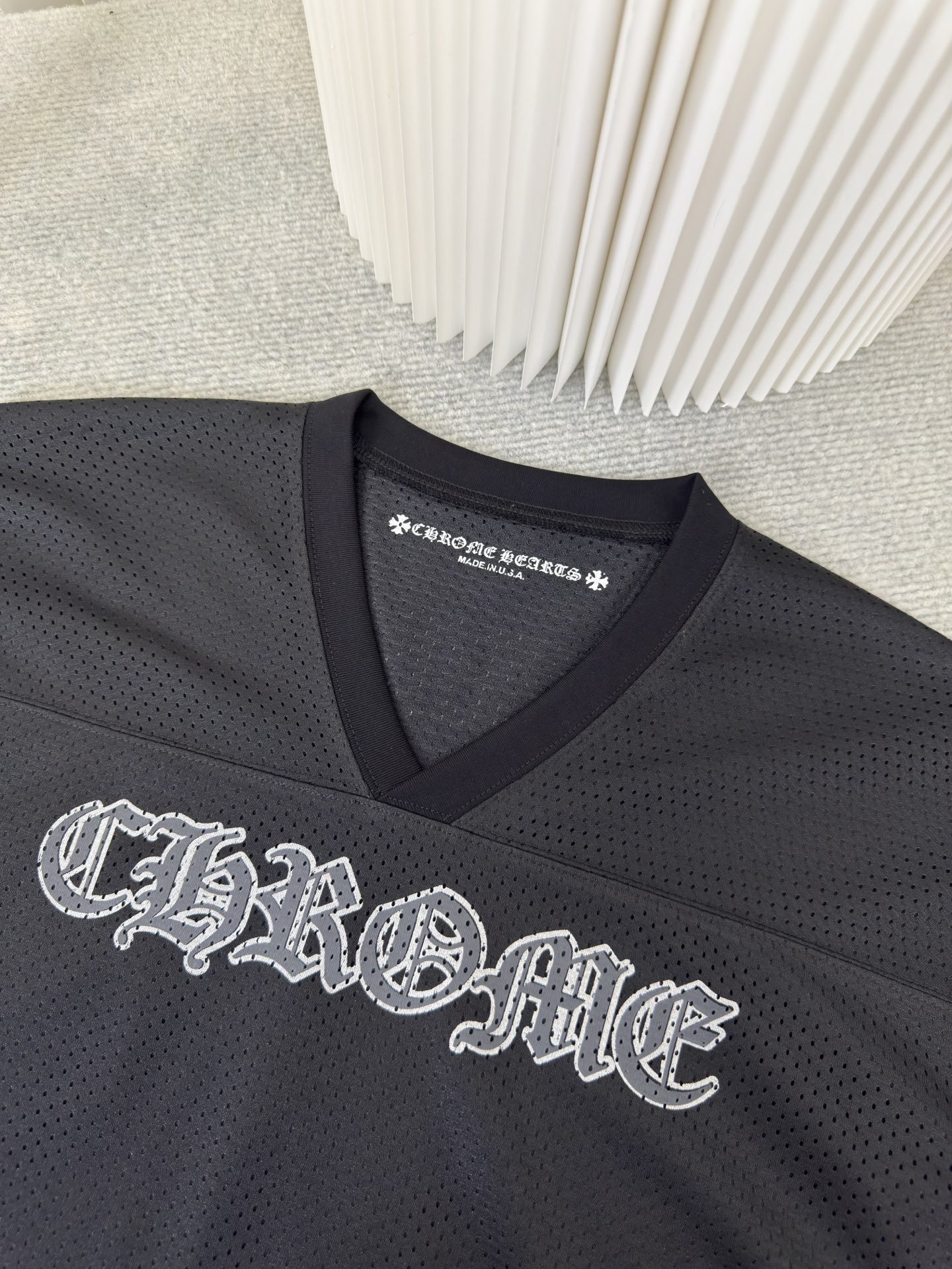 P175


  克罗心Chrome Hear闪粉冰球服

YB开板 定染颜色 市场最高版本
面料采用高密100D鸟眼布
双面网眼定位非常耗时 人工损耗成本很高 
非市面上单层薄透底垃圾货
男女同款 OS版型 
尺码 S M L