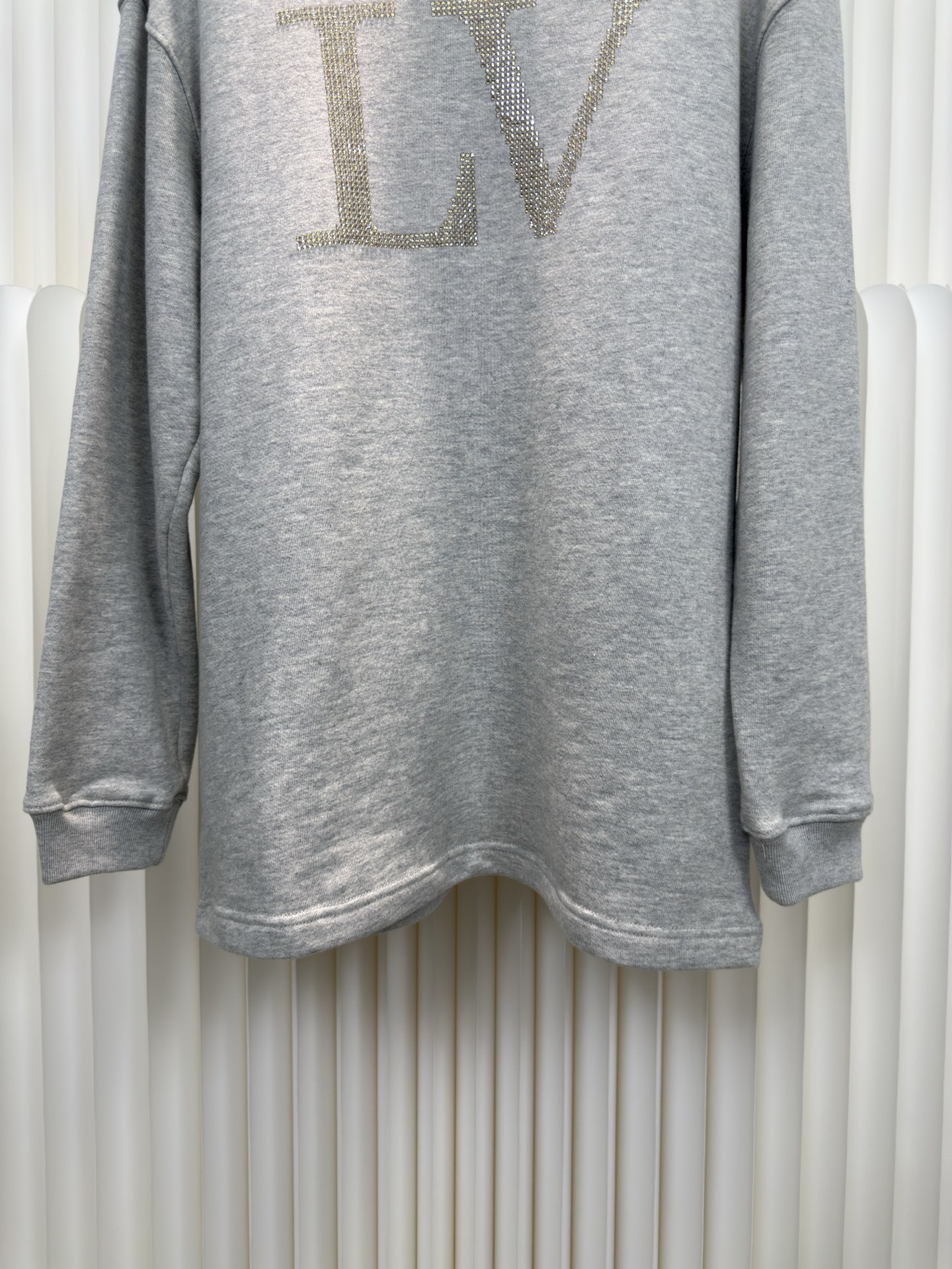 路易威登Lv莱茵石烫钻字母圆领卫衣原版15,000购入开发，面料采用380克混纱毛圈面料，面料原版定染定