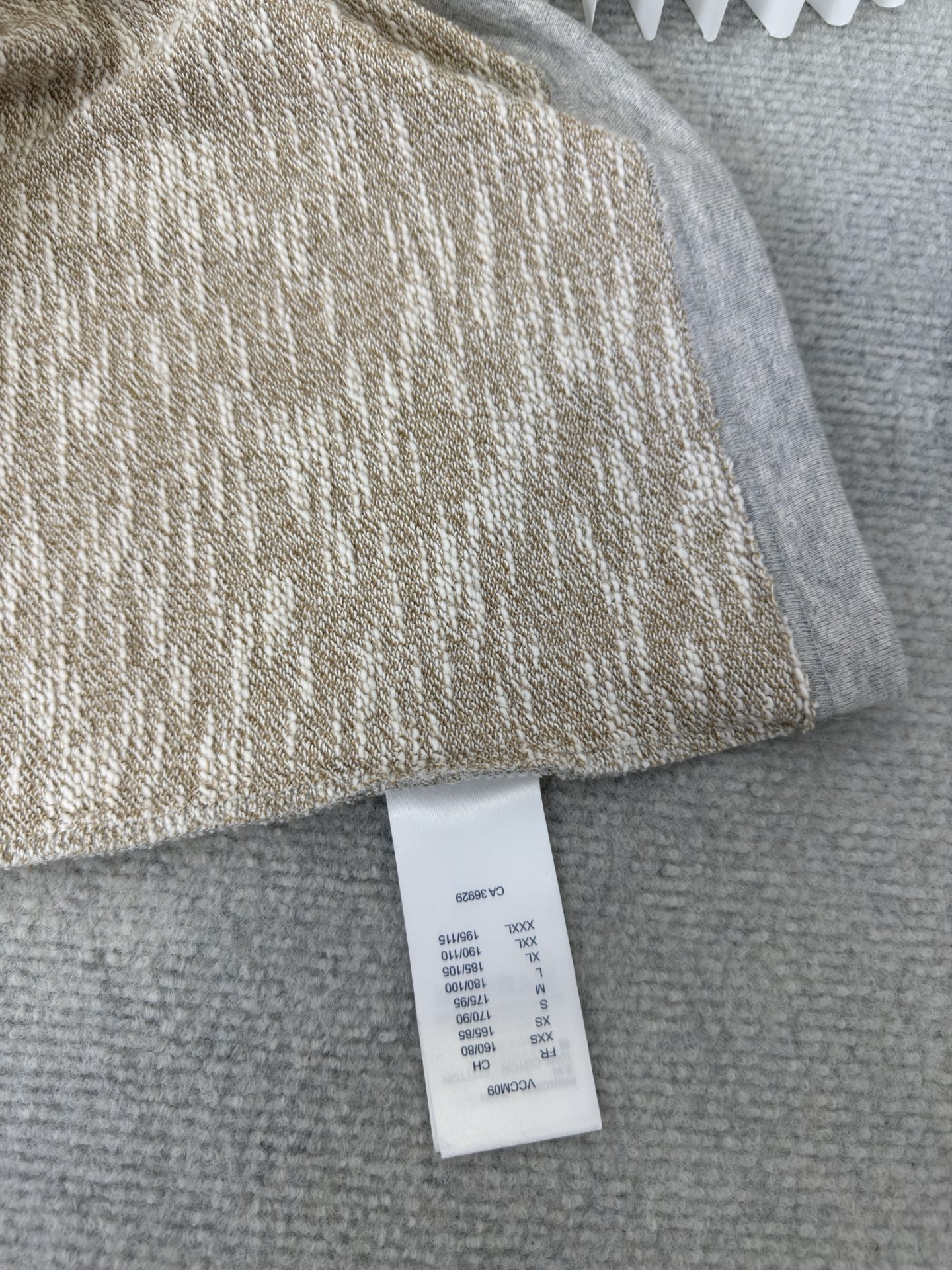 路易威登Lv莱茵石烫钻字母圆领卫衣原版15,000购入开发，面料采用380克混纱毛圈面料，面料原版定染定