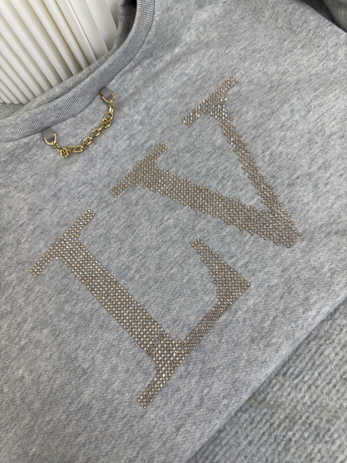 路易威登Lv莱茵石烫钻字母圆领卫衣原版15,000购入开发，面料采用380克混纱毛圈面料，面料原版定染定