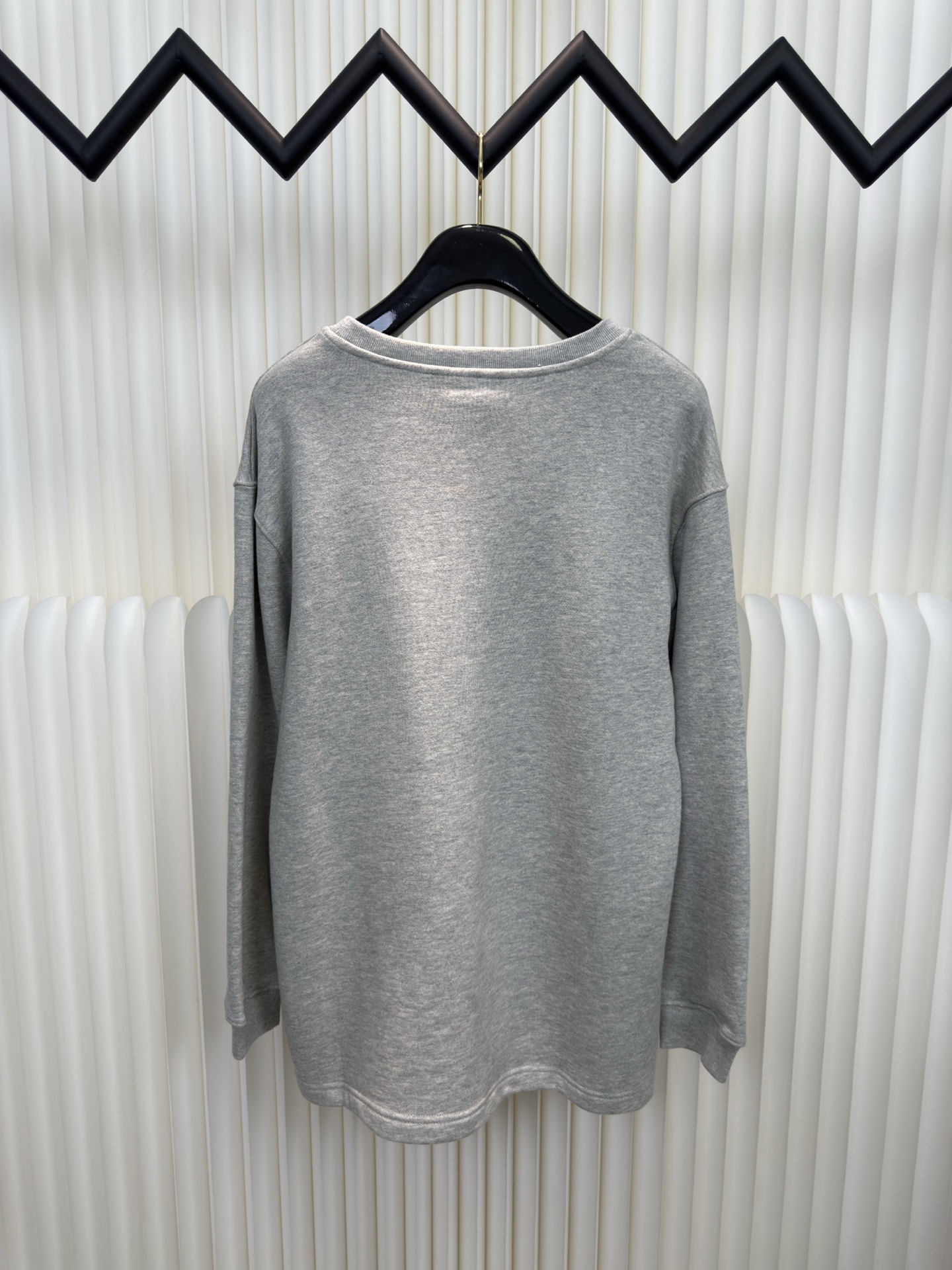 路易威登Lv莱茵石烫钻字母圆领卫衣原版15,000购入开发，面料采用380克混纱毛圈面料，面料原版定染定