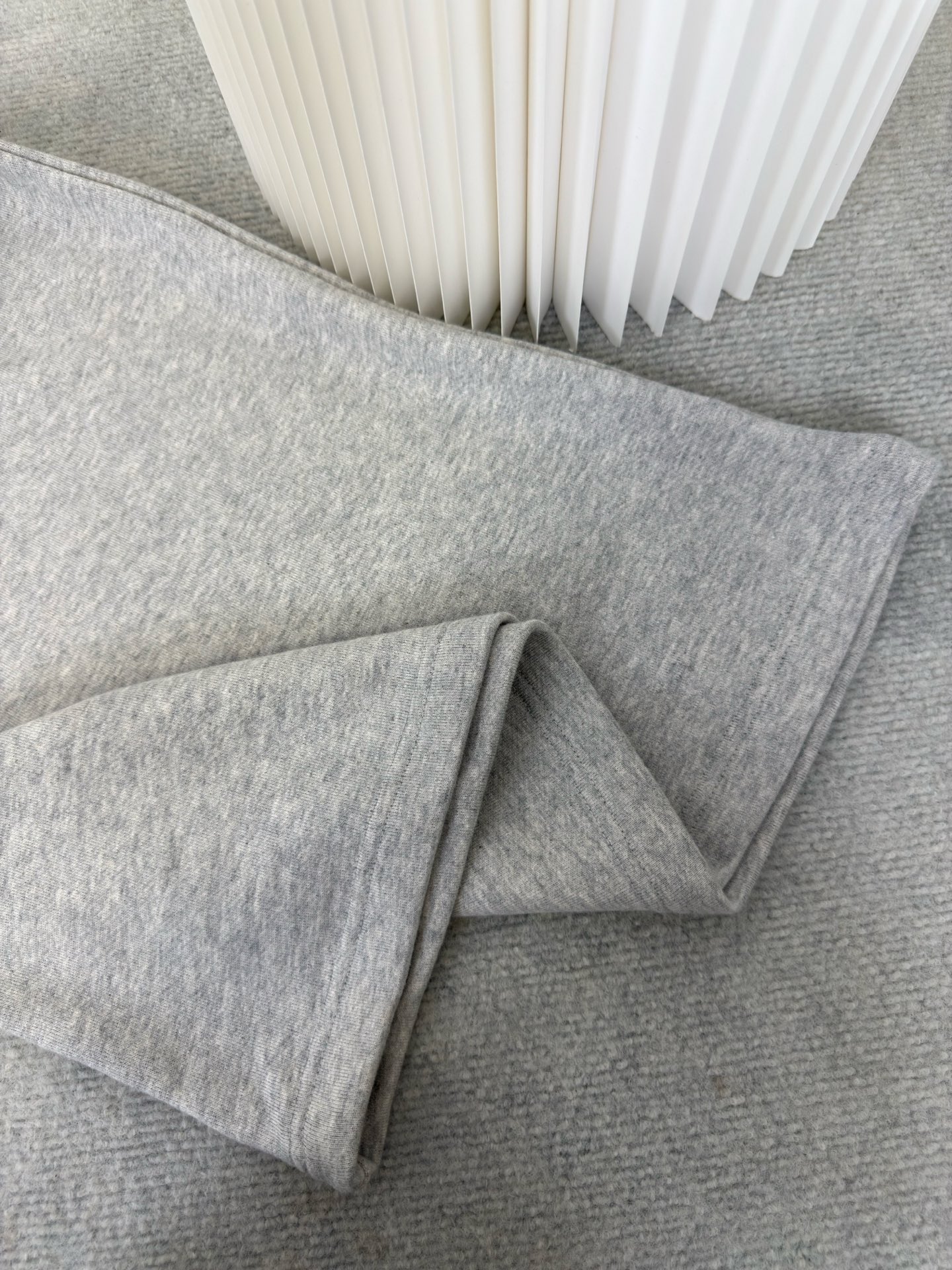 路易威登Lv莱茵石烫钻字母圆领卫衣原版15,000购入开发，面料采用380克混纱毛圈面料，面料原版定染定