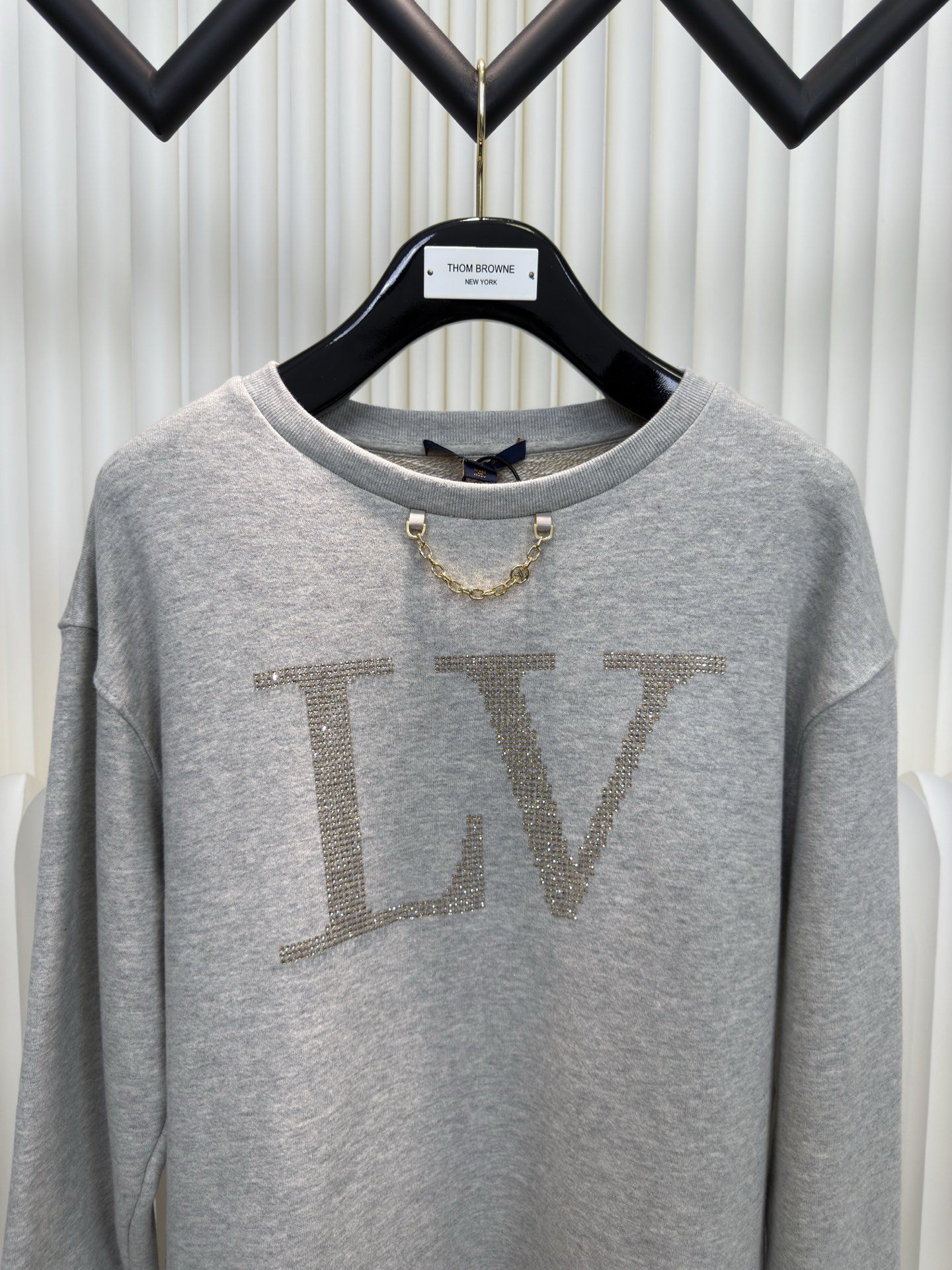 路易威登Lv莱茵石烫钻字母圆领卫衣原版15,000购入开发，面料采用380克混纱毛圈面料，面料原版定染定