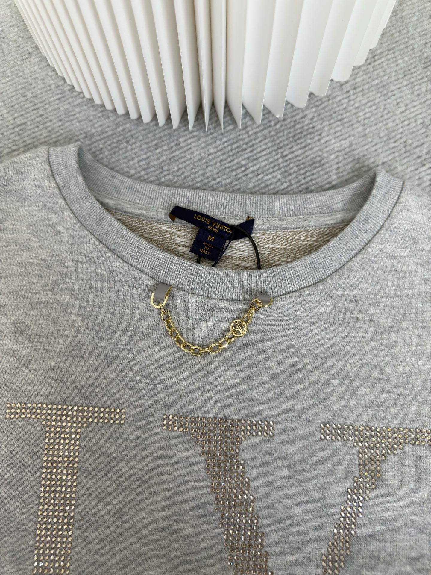路易威登Lv莱茵石烫钻字母圆领卫衣原版15,000购入开发，面料采用380克混纱毛圈面料，面料原版定染定