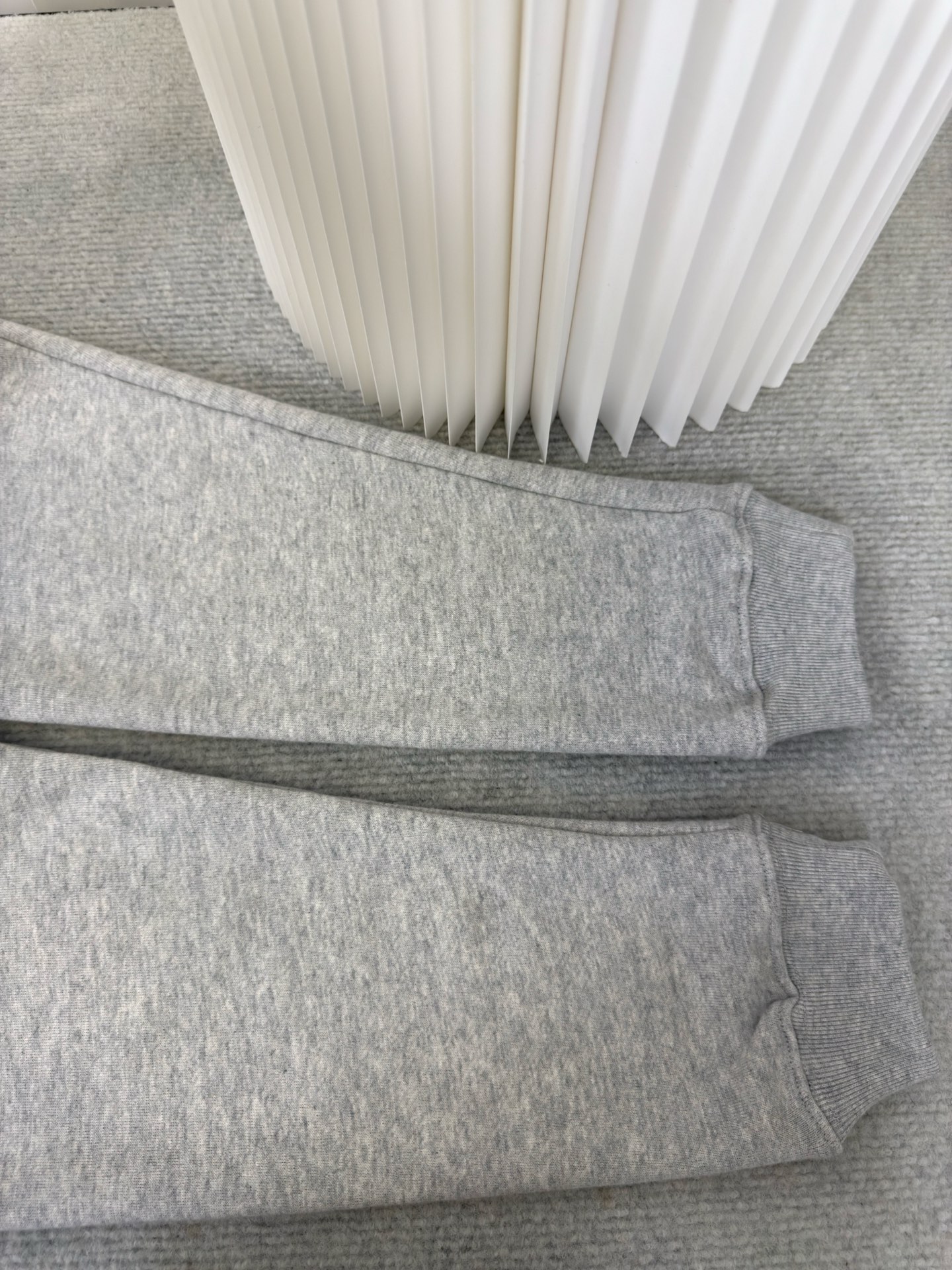 路易威登Lv莱茵石烫钻字母圆领卫衣原版15,000购入开发，面料采用380克混纱毛圈面料，面料原版定染定