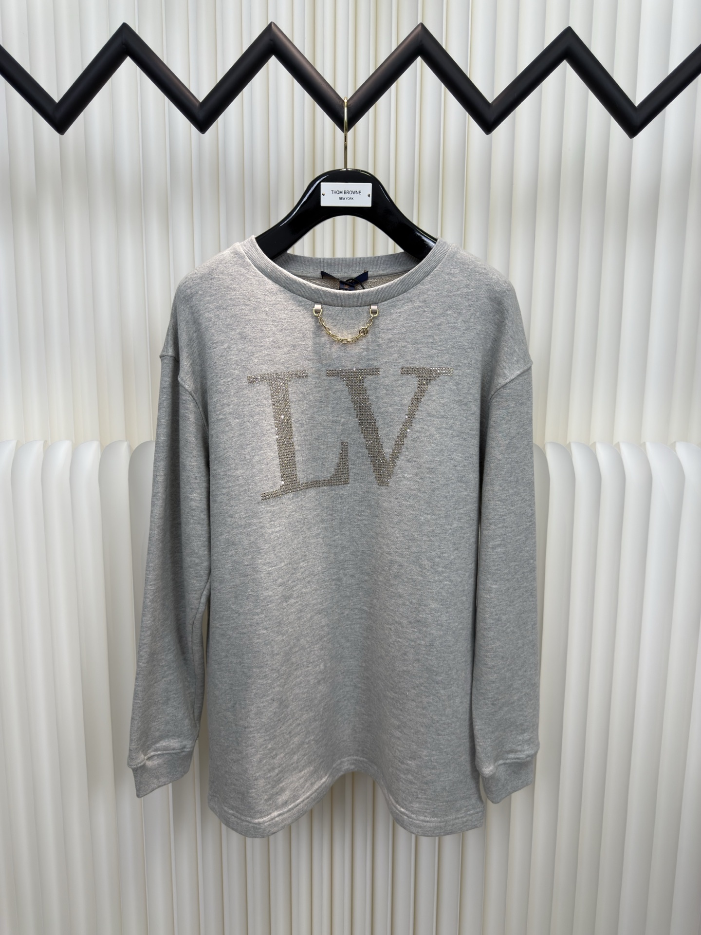 路易威登Lv莱茵石烫钻字母圆领卫衣原版15,000购入开发，面料采用380克混纱毛圈面料，面料原版定染定