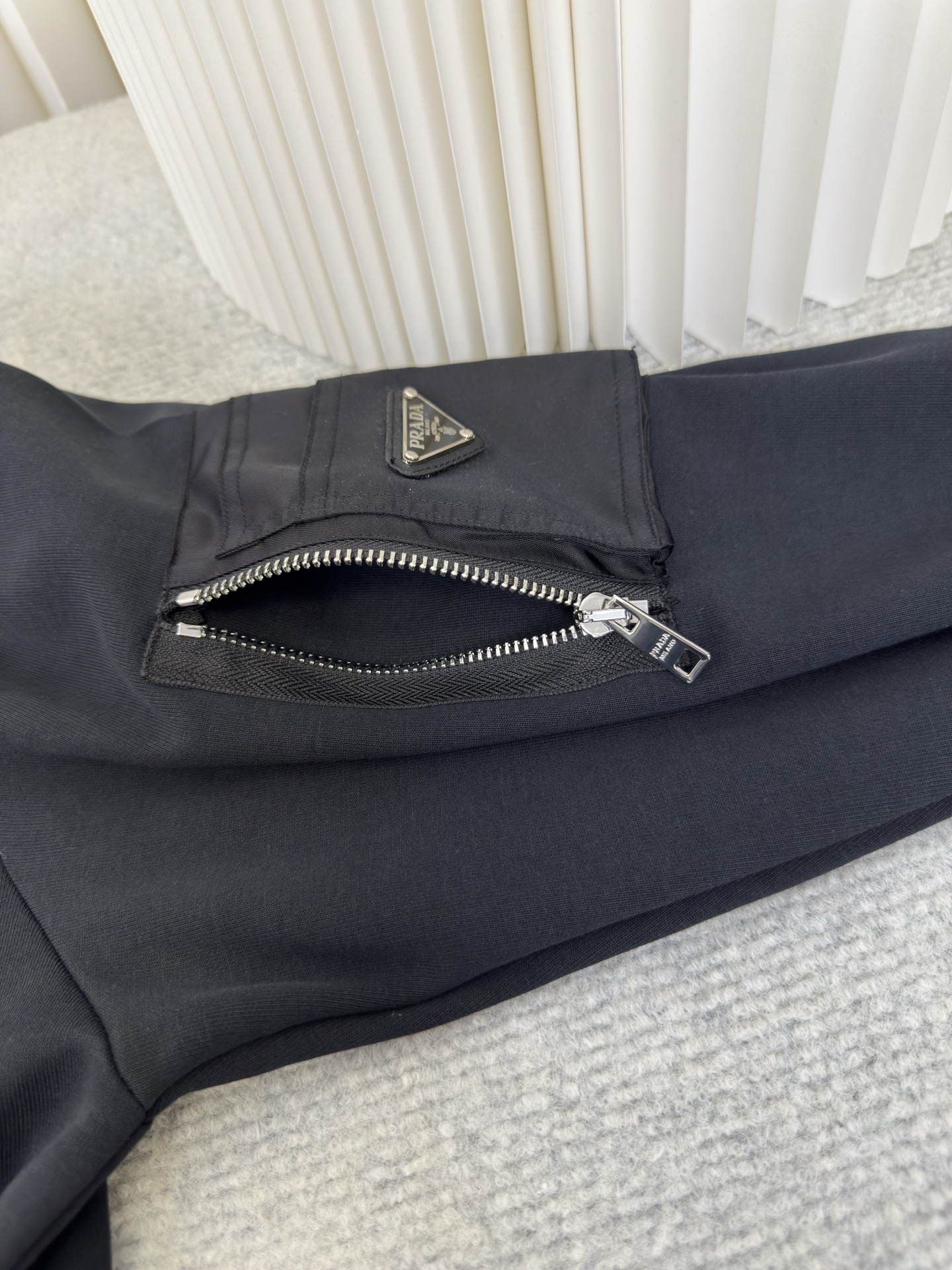 普拉达PRADA再生尼龙口袋圆领卫衣原版14,700购入开发，面料采用380克双面，该款面料为高密度定织