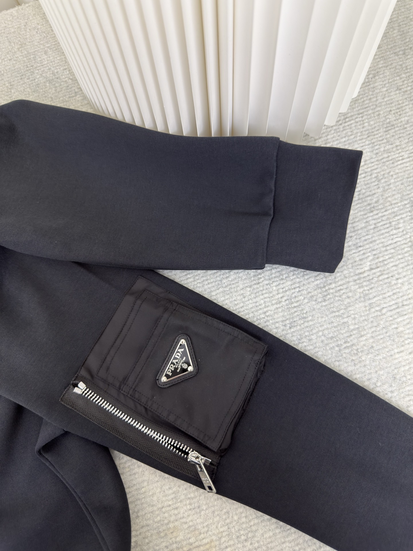 普拉达PRADA再生尼龙口袋圆领卫衣原版14,700购入开发，面料采用380克双面，该款面料为高密度定织