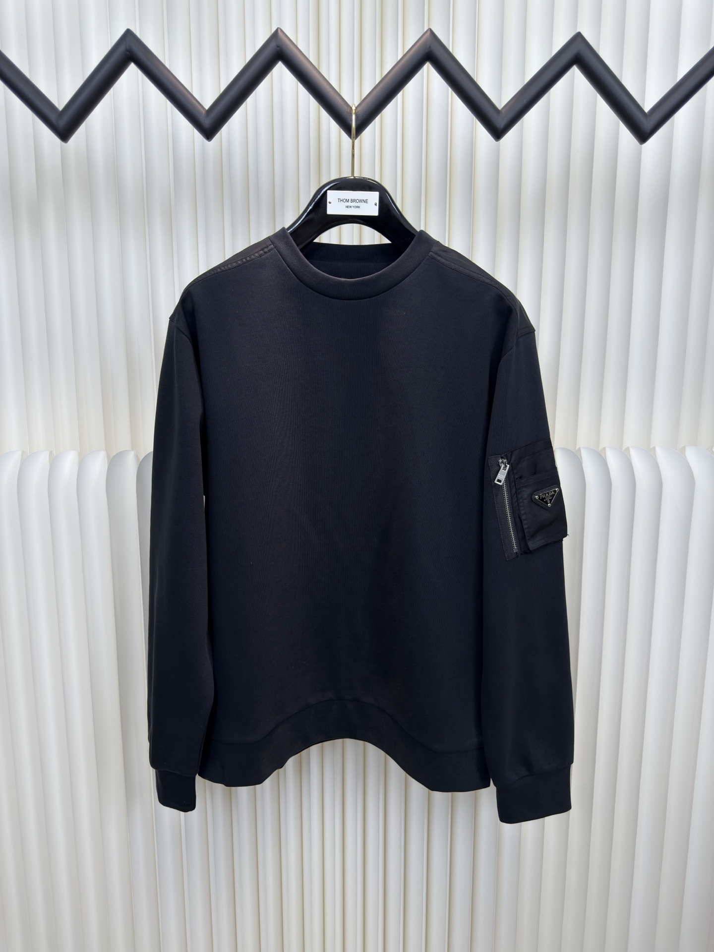 普拉达PRADA再生尼龙口袋圆领卫衣原版14,700购入开发，面料采用380克双面，该款面料为高密度定织