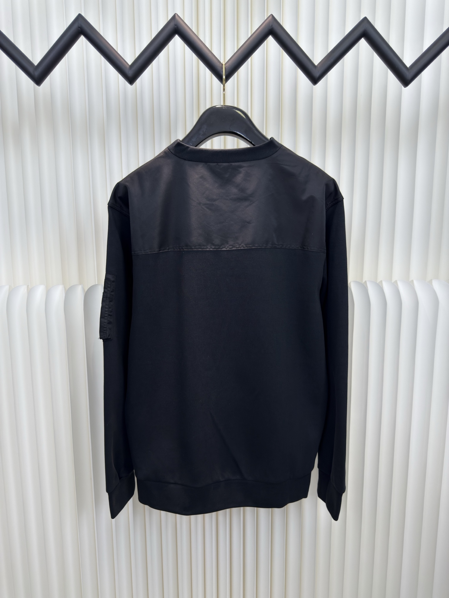 普拉达PRADA再生尼龙口袋圆领卫衣原版14,700购入开发，面料采用380克双面，该款面料为高密度定织