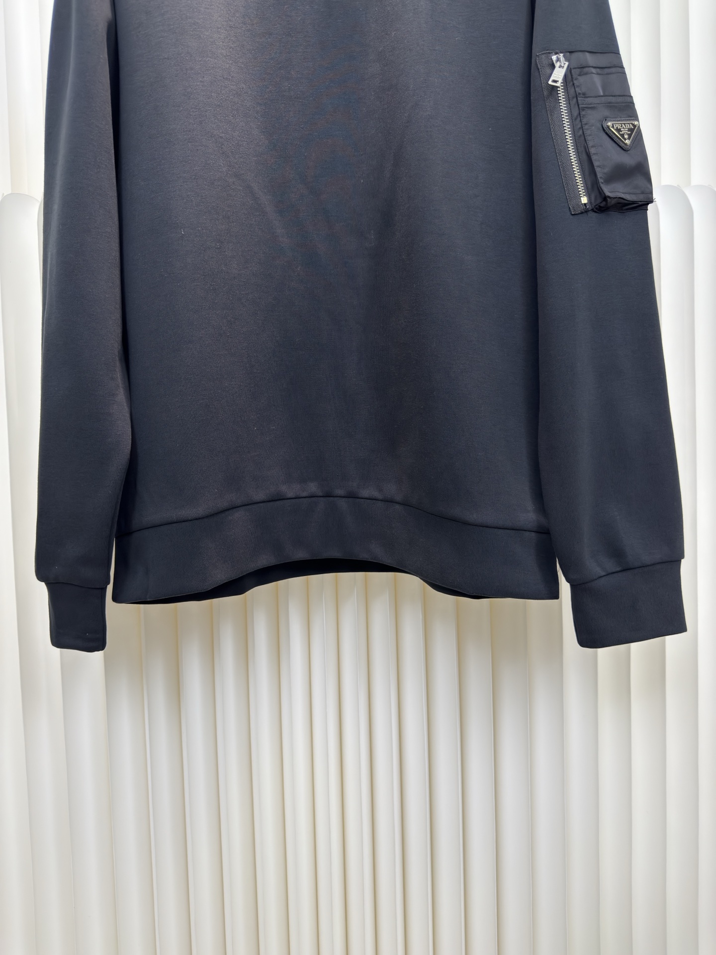 普拉达PRADA再生尼龙口袋圆领卫衣原版14,700购入开发，面料采用380克双面，该款面料为高密度定织