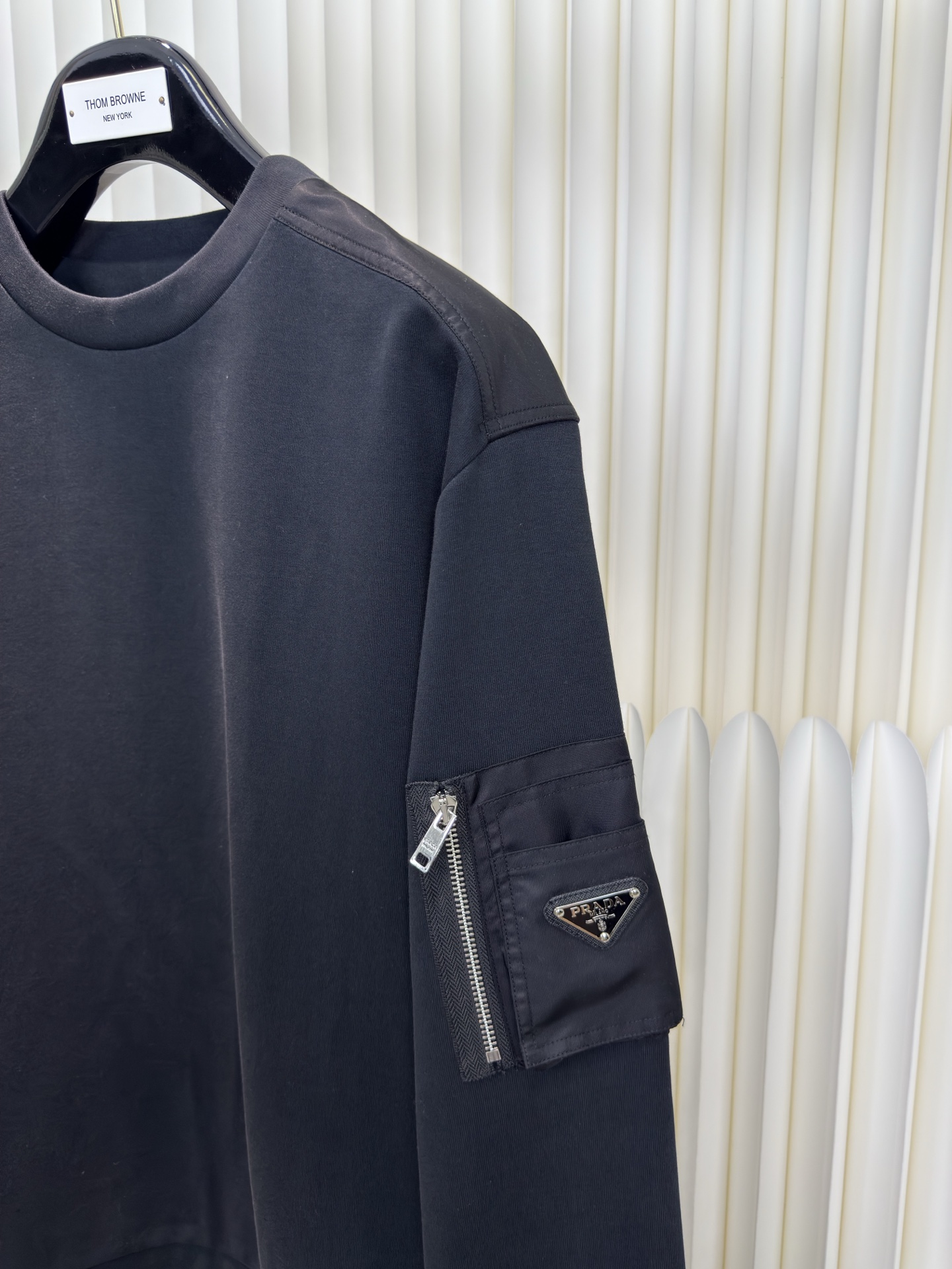 普拉达PRADA再生尼龙口袋圆领卫衣原版14,700购入开发，面料采用380克双面，该款面料为高密度定织