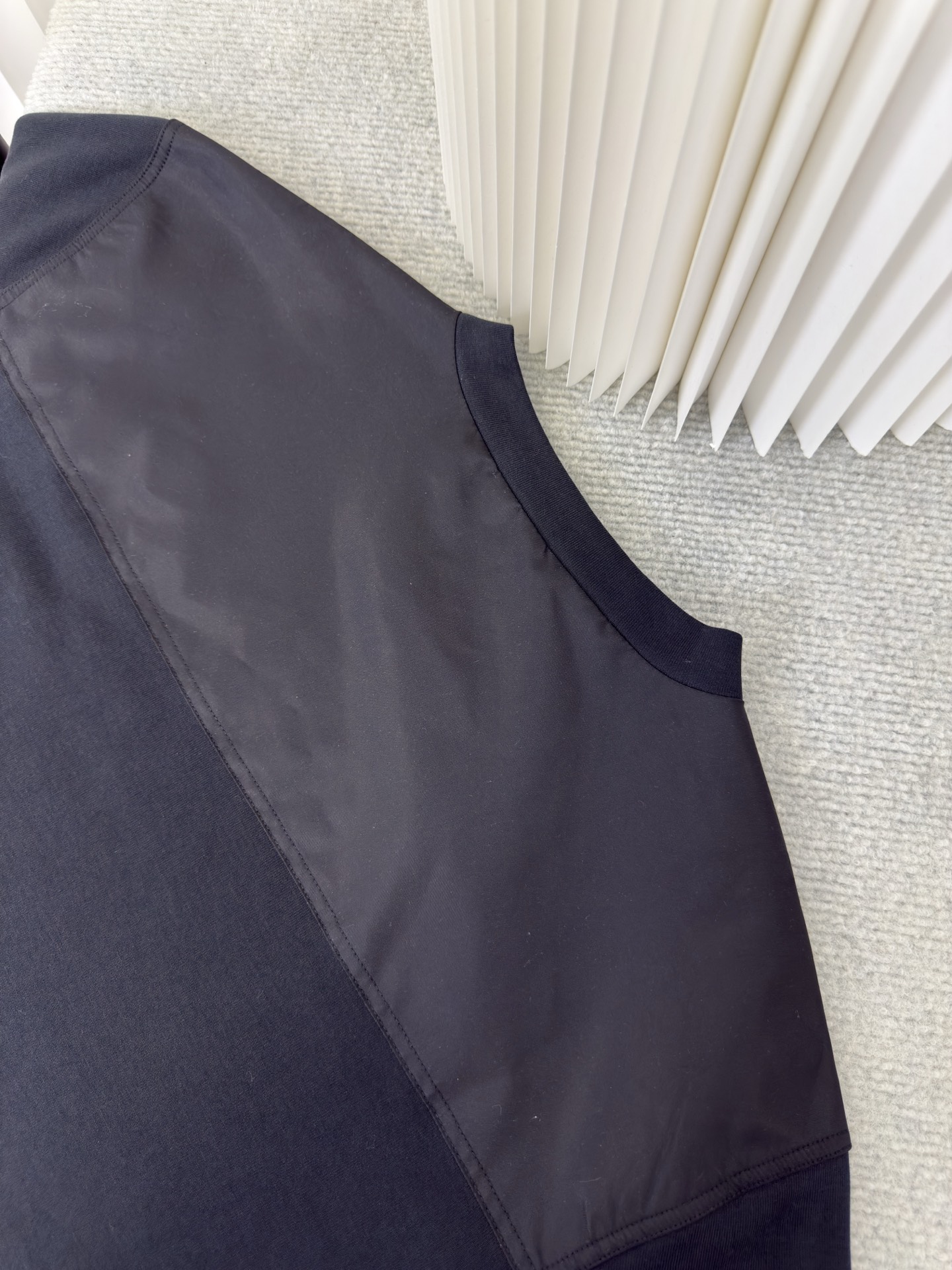 普拉达PRADA再生尼龙口袋圆领卫衣原版14,700购入开发，面料采用380克双面，该款面料为高密度定织