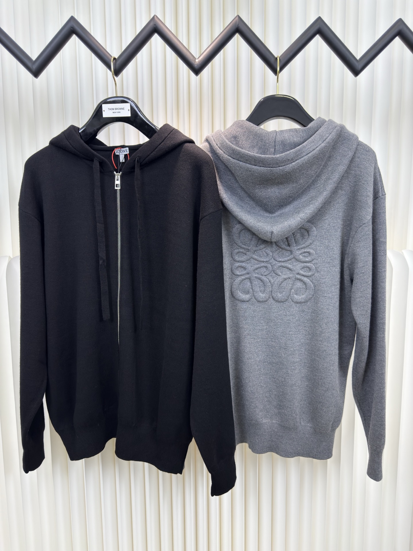 罗意威Loewe 拉链连帽卫衣定织32支兔绒混纺纱，兔绒的细度是动物纤维中非常细的，平均细度约为10.8