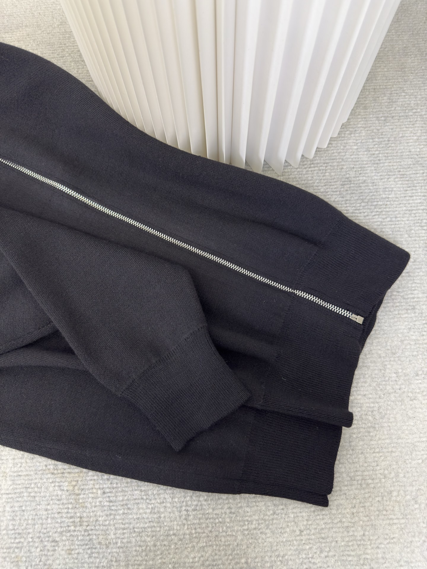 罗意威Loewe 拉链连帽卫衣定织32支兔绒混纺纱，兔绒的细度是动物纤维中非常细的，平均细度约为10.8