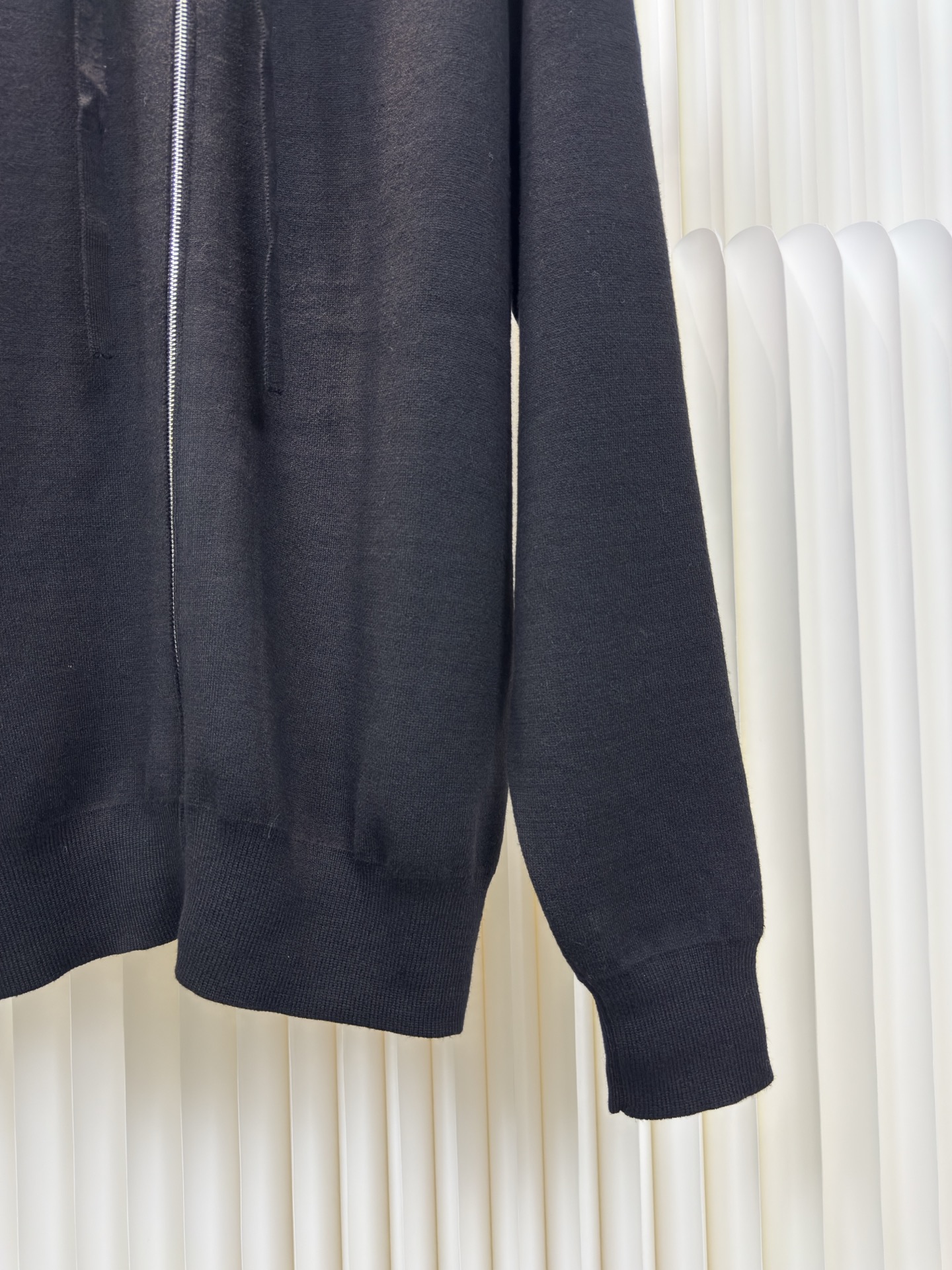 罗意威Loewe 拉链连帽卫衣定织32支兔绒混纺纱，兔绒的细度是动物纤维中非常细的，平均细度约为10.8