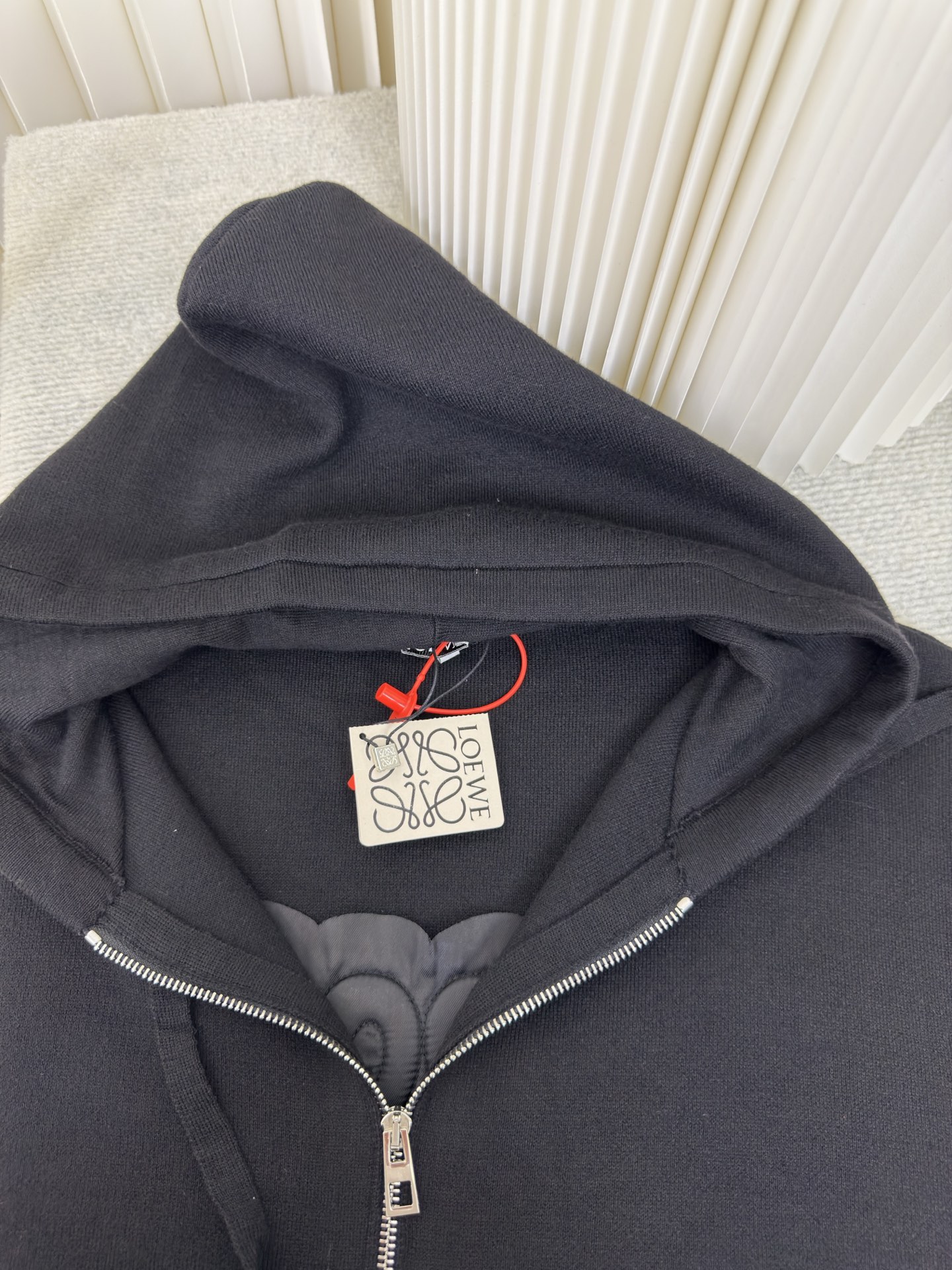 罗意威Loewe 拉链连帽卫衣定织32支兔绒混纺纱，兔绒的细度是动物纤维中非常细的，平均细度约为10.8