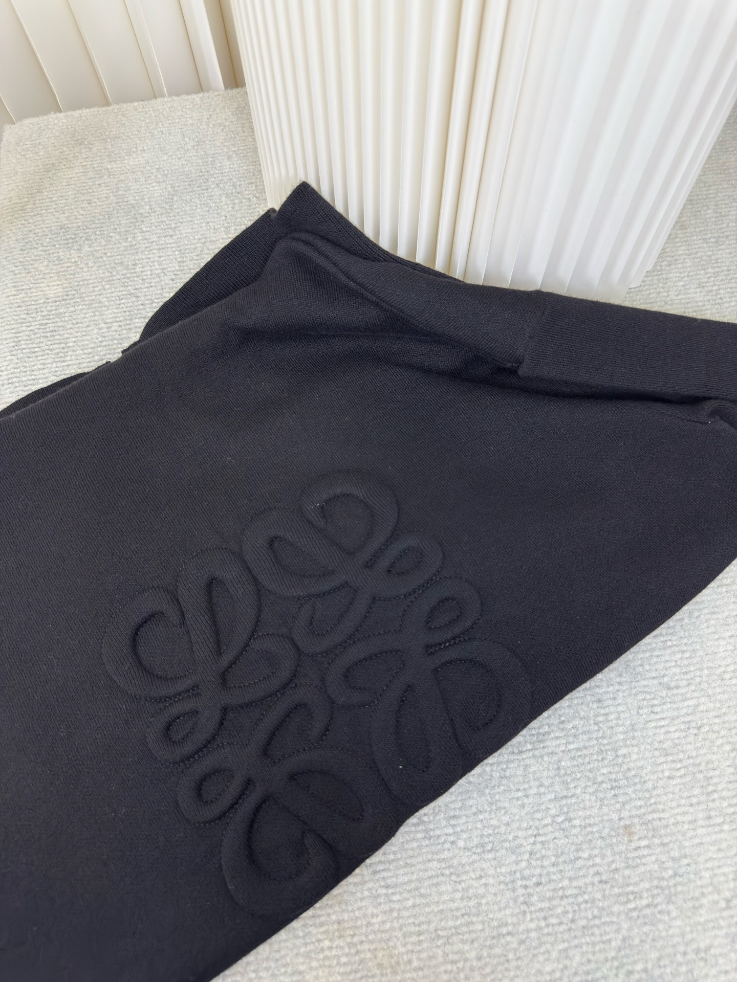 罗意威Loewe 拉链连帽卫衣定织32支兔绒混纺纱，兔绒的细度是动物纤维中非常细的，平均细度约为10.8