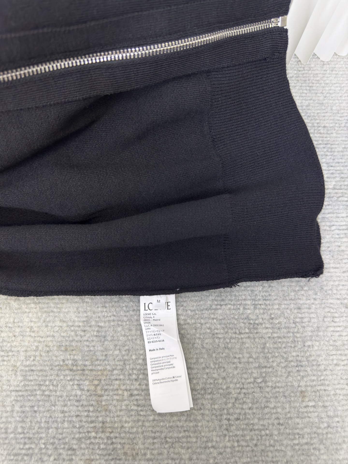 罗意威Loewe 拉链连帽卫衣定织32支兔绒混纺纱，兔绒的细度是动物纤维中非常细的，平均细度约为10.8