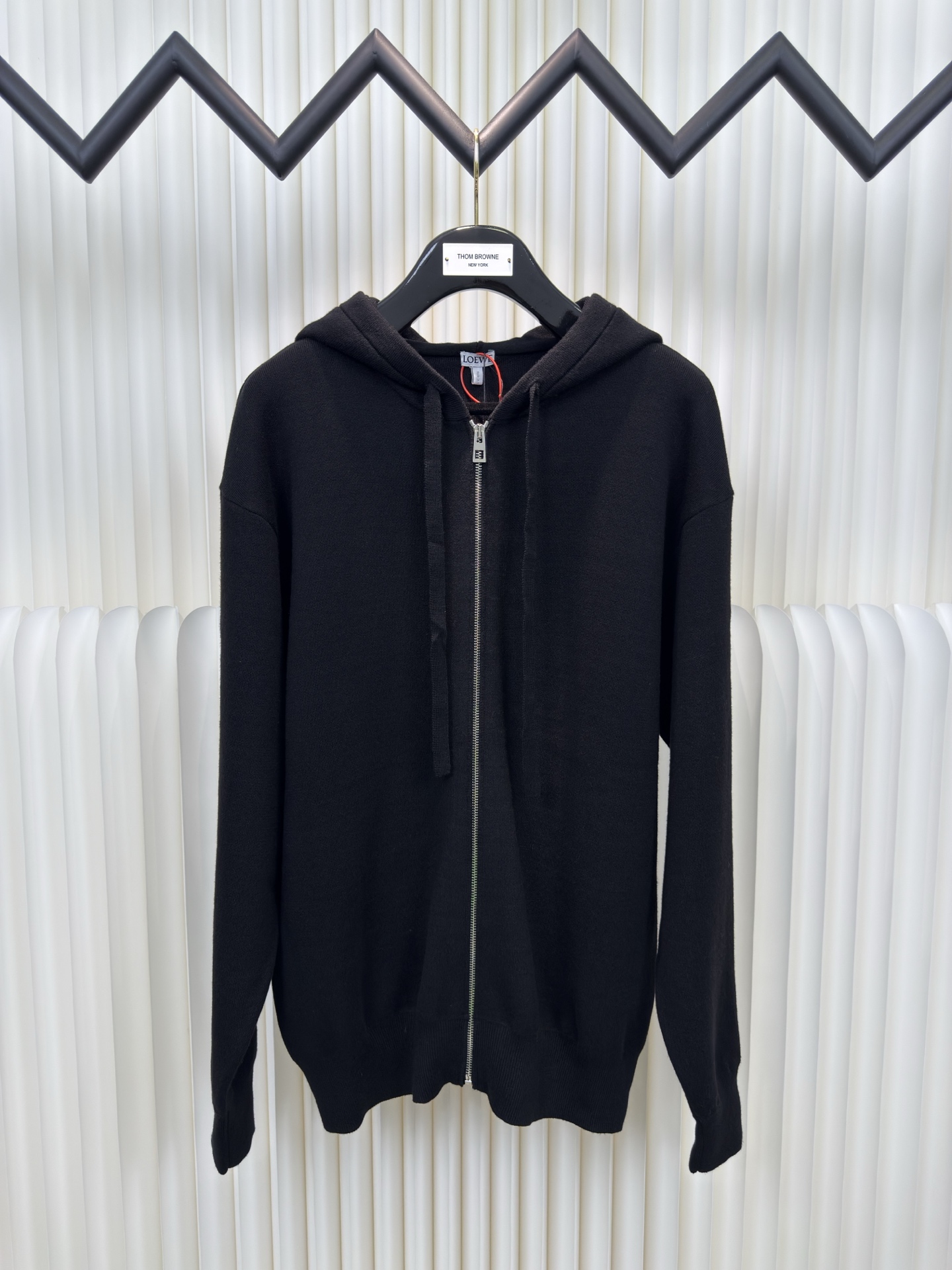 罗意威Loewe 拉链连帽卫衣定织32支兔绒混纺纱，兔绒的细度是动物纤维中非常细的，平均细度约为10.8