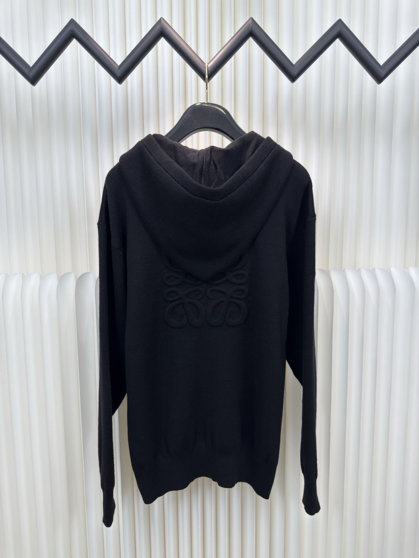 罗意威Loewe 拉链连帽卫衣定织32支兔绒混纺纱，兔绒的细度是动物纤维中非常细的，平均细度约为10.8