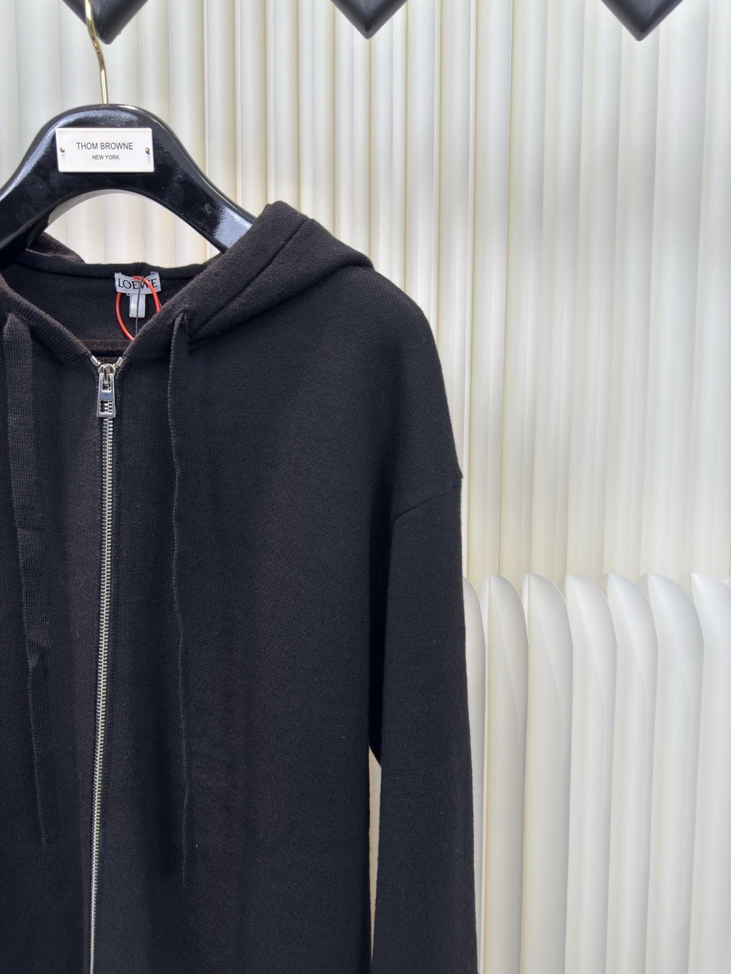 罗意威Loewe 拉链连帽卫衣定织32支兔绒混纺纱，兔绒的细度是动物纤维中非常细的，平均细度约为10.8