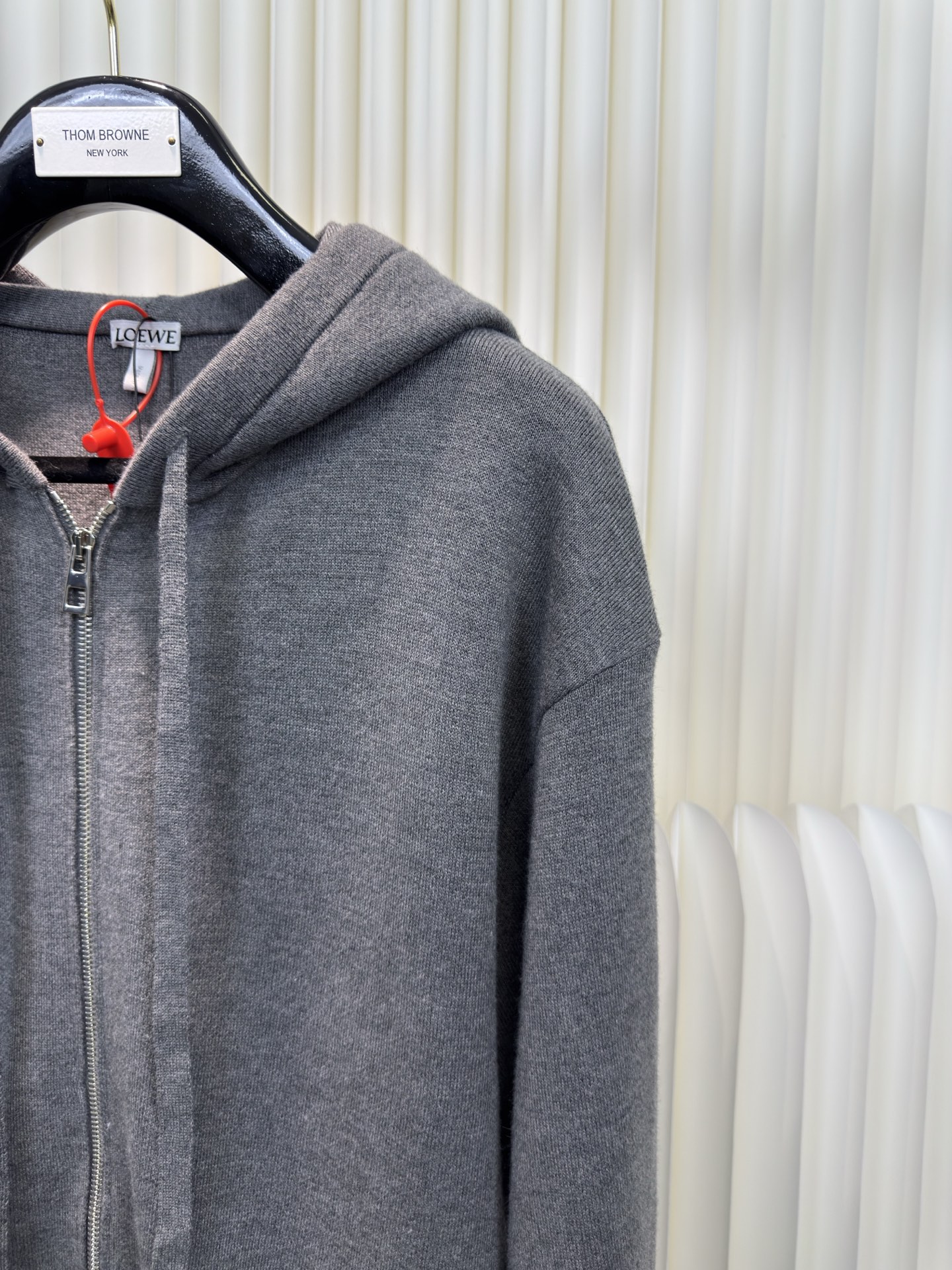 罗意威Loewe 拉链连帽卫衣定织32支兔绒混纺纱，兔绒的细度是动物纤维中非常细的，平均细度约为10.8